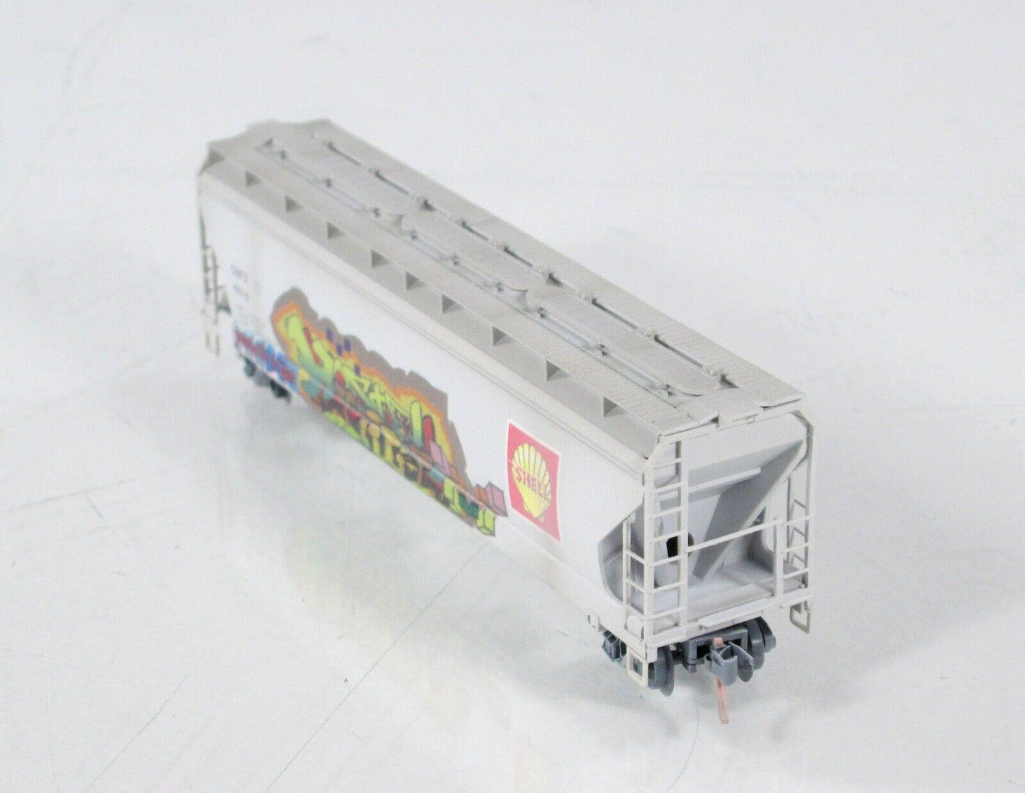 N Scale ***SHELL OIL*** Weathered, Graffiti Hopper 3-Bay - Micro Trains 09444210