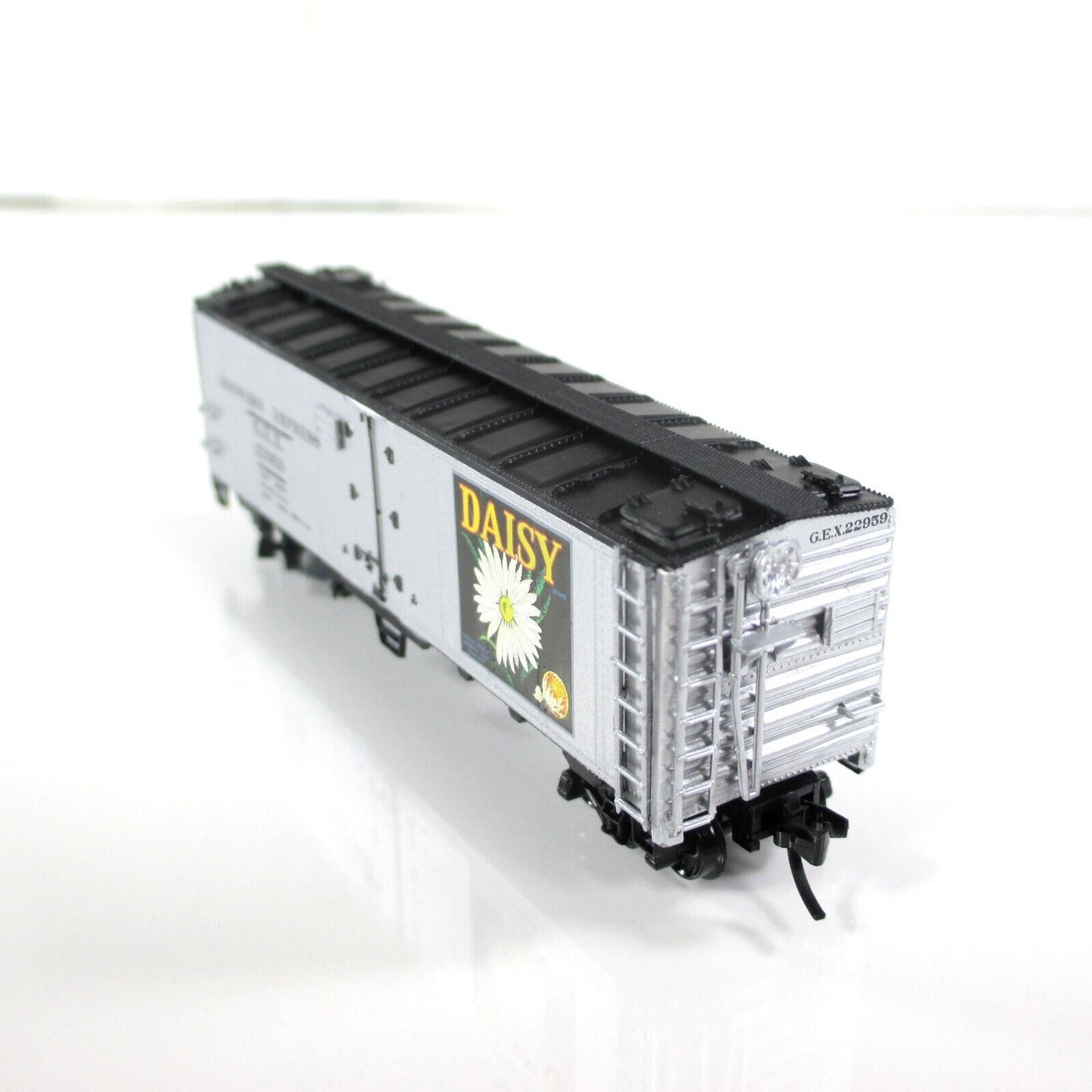 N Scale ***GROWERS EXPRESS, DAISY*** Reefer #22959 ---- YesterYear, MTL Couplers