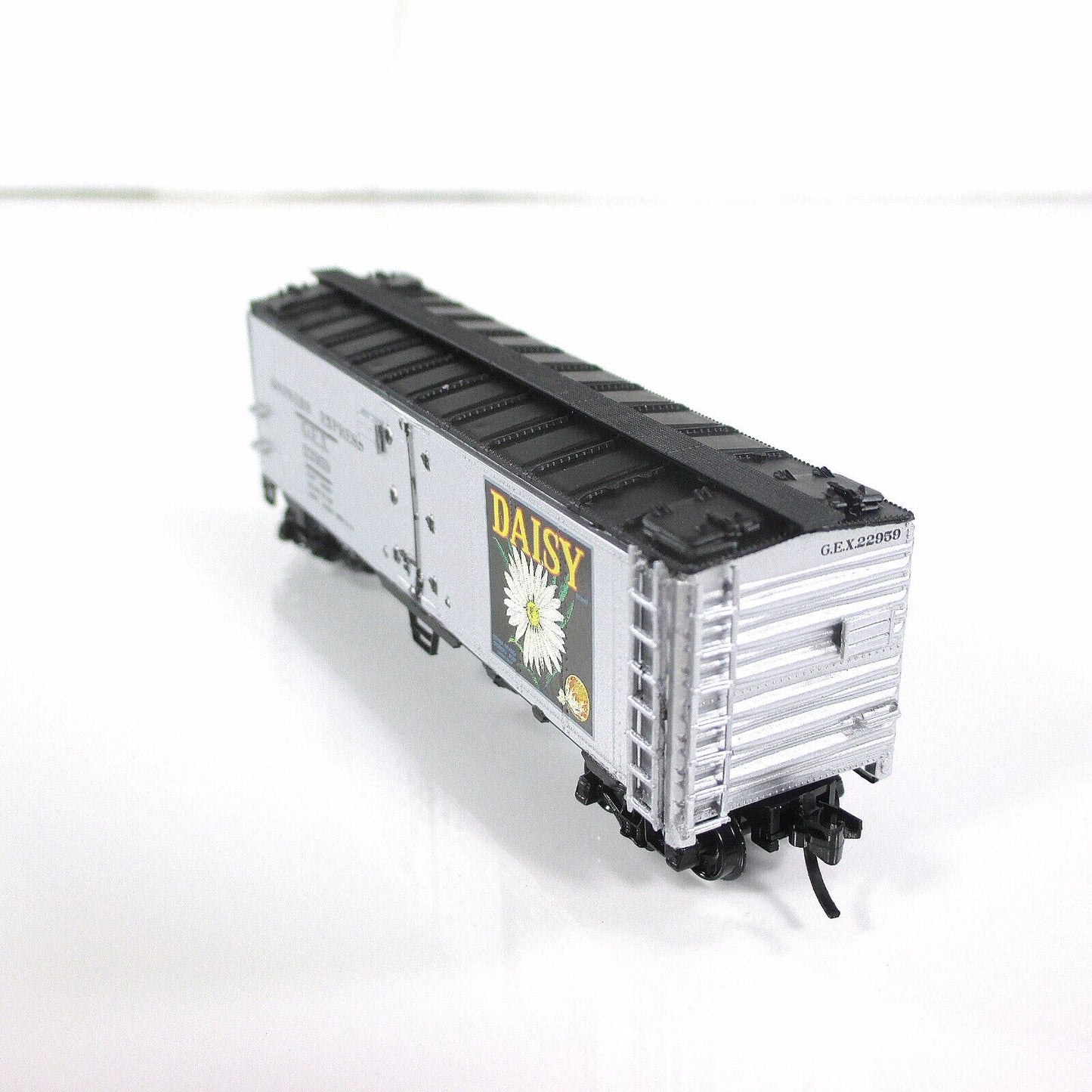 N Scale ***GROWERS EXPRESS, DAISY*** Reefer #22959 ---- YesterYear, MTL Couplers