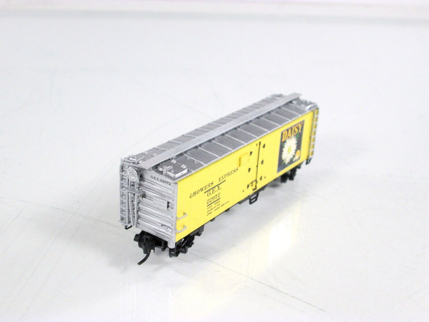 N Scale ***GROWERS EXPRESS, DAISY*** Reefer #22972 ---- YesterYear, MTL Couplers