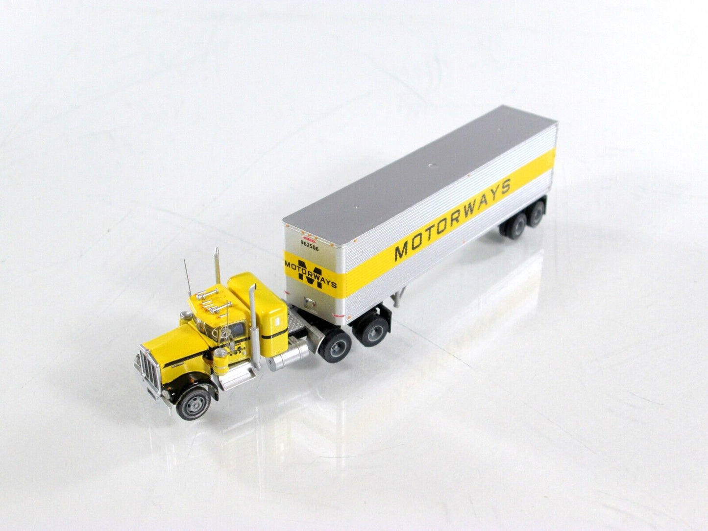 N Scale ***MOTORWAYS*** W900 Kenworth Tractor, 40' Trailer ----- Trainworx 59075