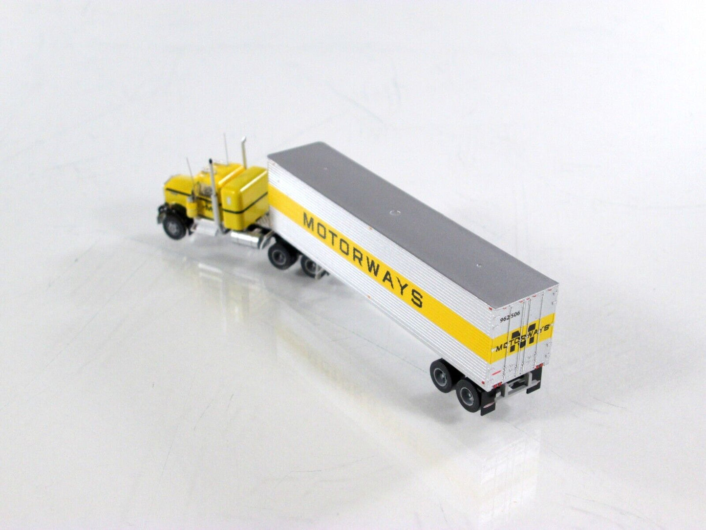 N Scale ***MOTORWAYS*** W900 Kenworth Tractor, 40' Trailer ----- Trainworx 59075
