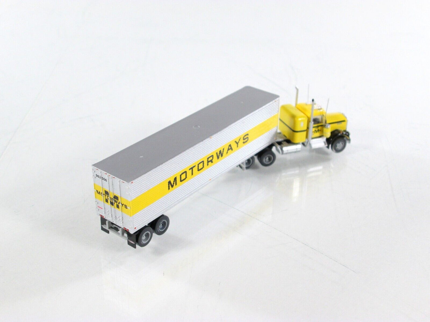 N Scale ***MOTORWAYS*** W900 Kenworth Tractor, 40' Trailer ----- Trainworx 59075