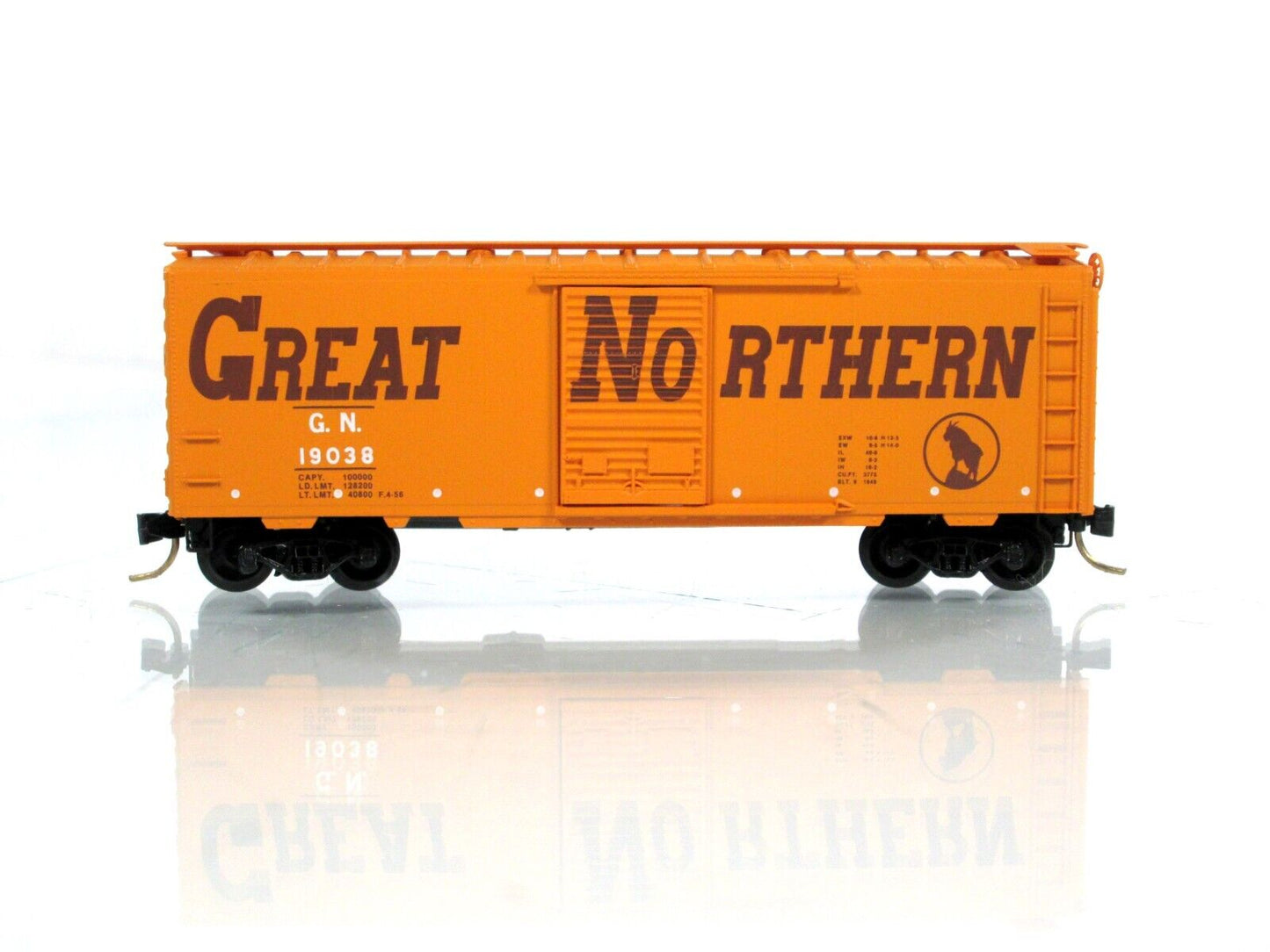 N Scale ***GREAT NORTHERN*** CIRCUS 40' Box Car, GN 19038 --- Micro Trains 20166