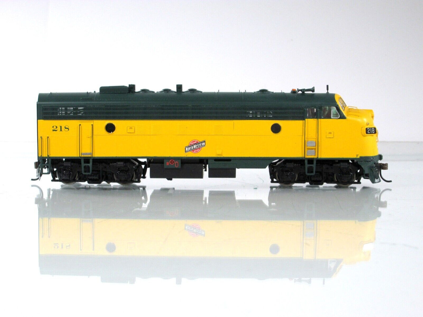 HO Scale **CHICAGO NORTH WESTERN** FP7A Locomotive #218 -Athearn G19319, DCC Rdy