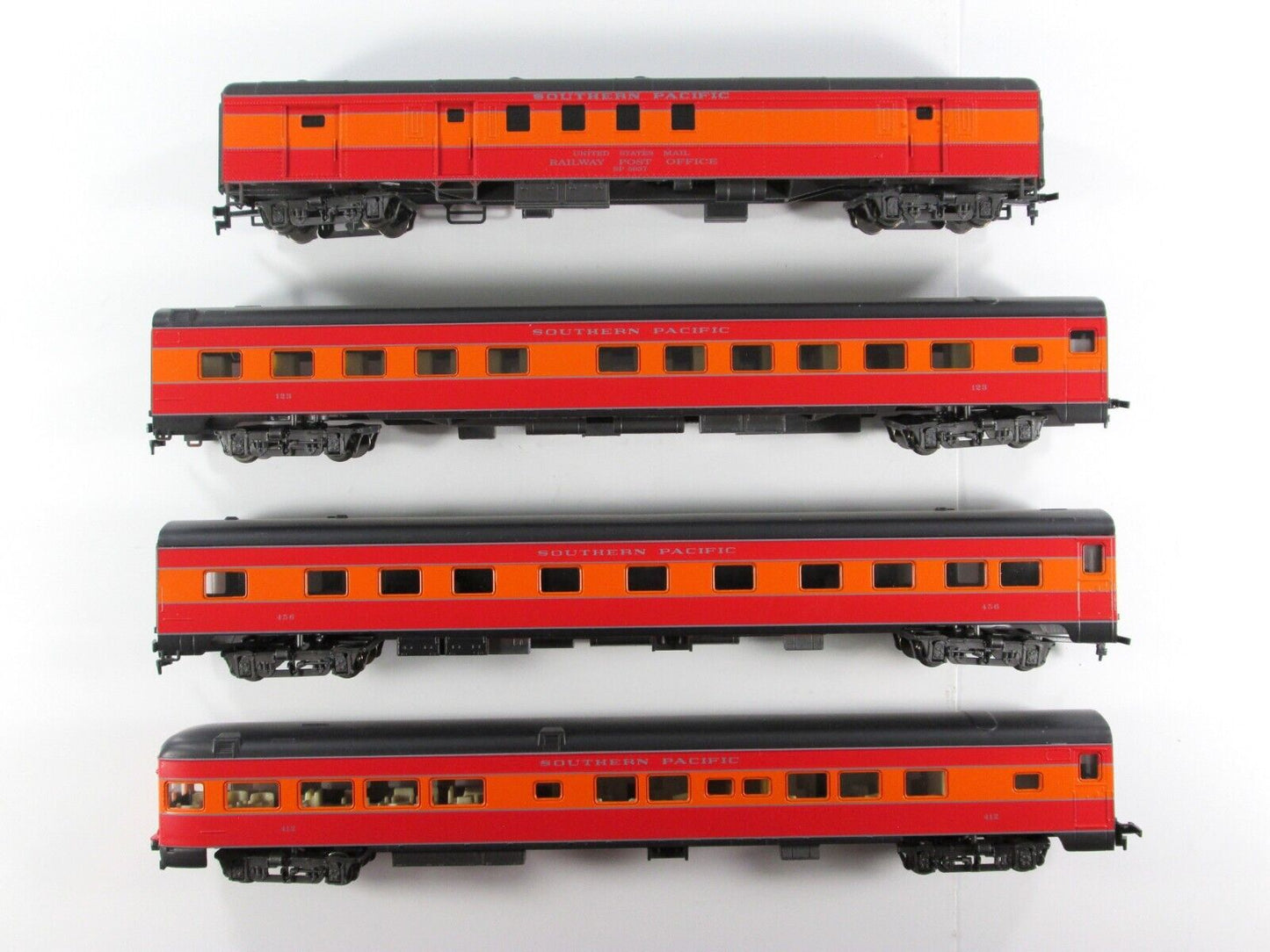 HO Scale ***SOUTHERN PACIFIC DAYLIGHT*** Passenger 4-Car Set B -- Rivarossi 6951