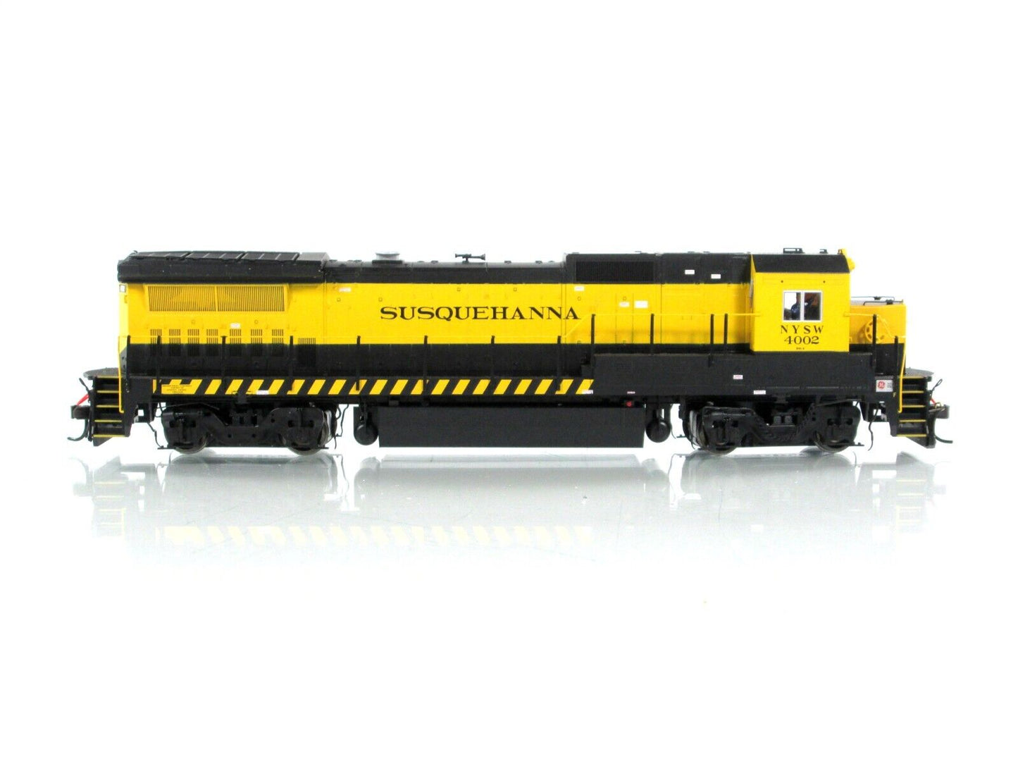 HO Scale ***SUSQUEHANNA*** Dash 8-40B, NYSE 4002 ----- Atlas Master 9013, w/ DCC