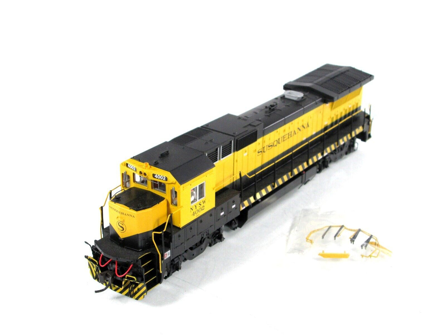 HO Scale ***SUSQUEHANNA*** Dash 8-40B, NYSE 4002 ----- Atlas Master 9013, w/ DCC