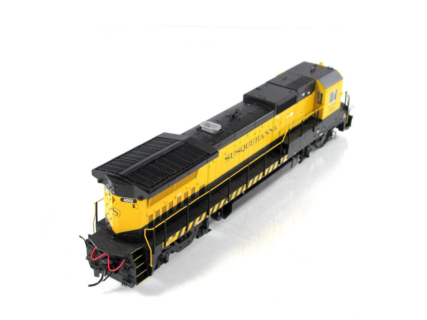 HO Scale ***SUSQUEHANNA*** Dash 8-40B, NYSE 4002 ----- Atlas Master 9013, w/ DCC