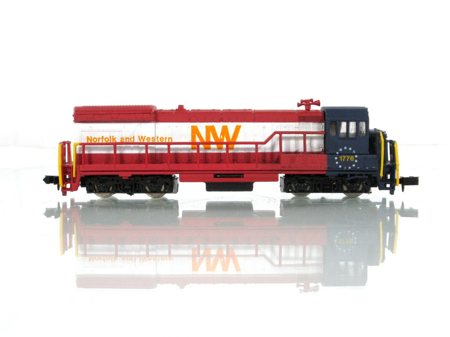 N Scale ***AMERICAN BICENTENNIAL*** U36B Locomotive, NW 1776 -- Bachmann 4677