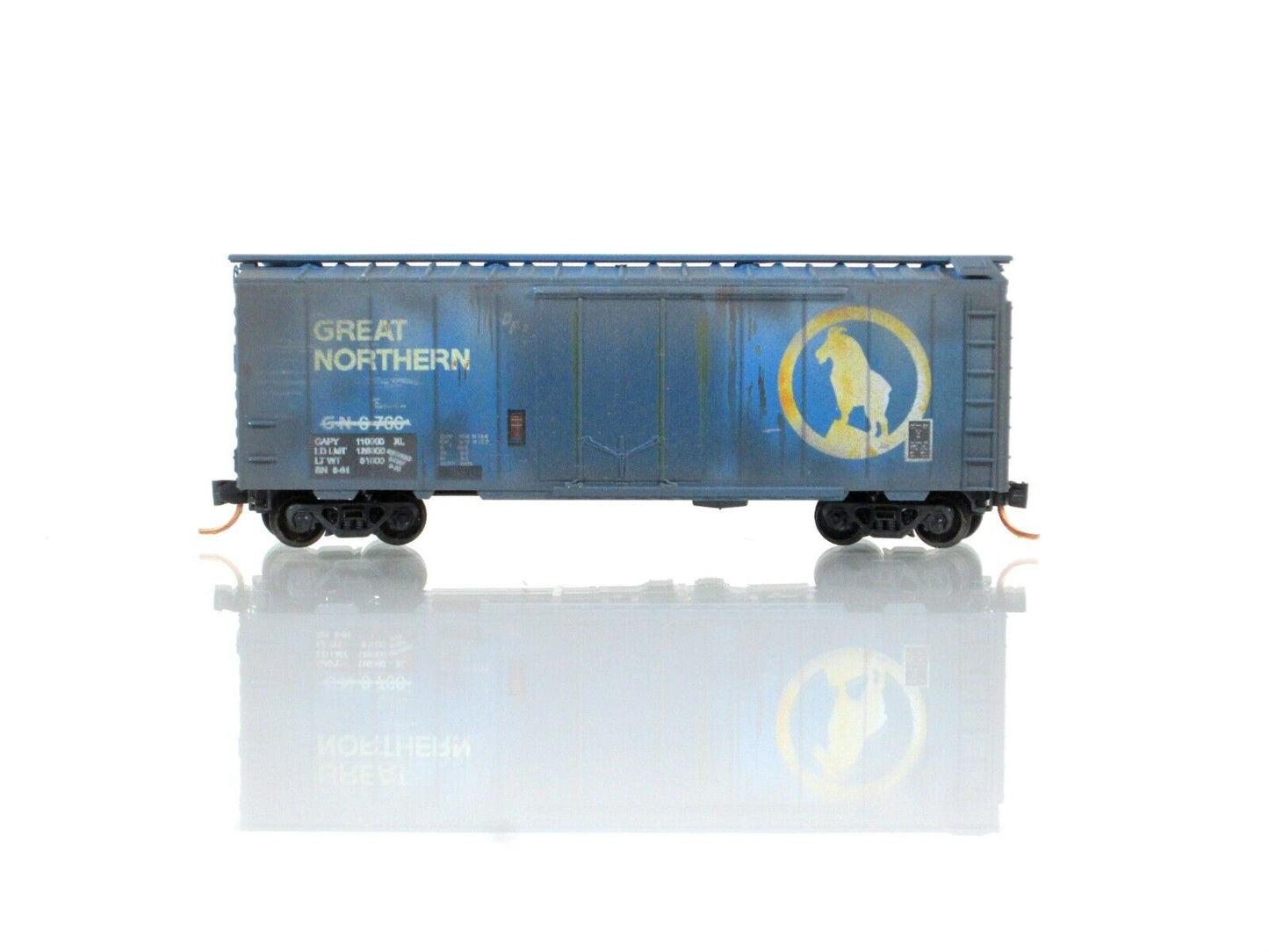 N Scale ***GREAT NORTHERN*** Weathered 40' Box Car -- Micro Trains 02144570