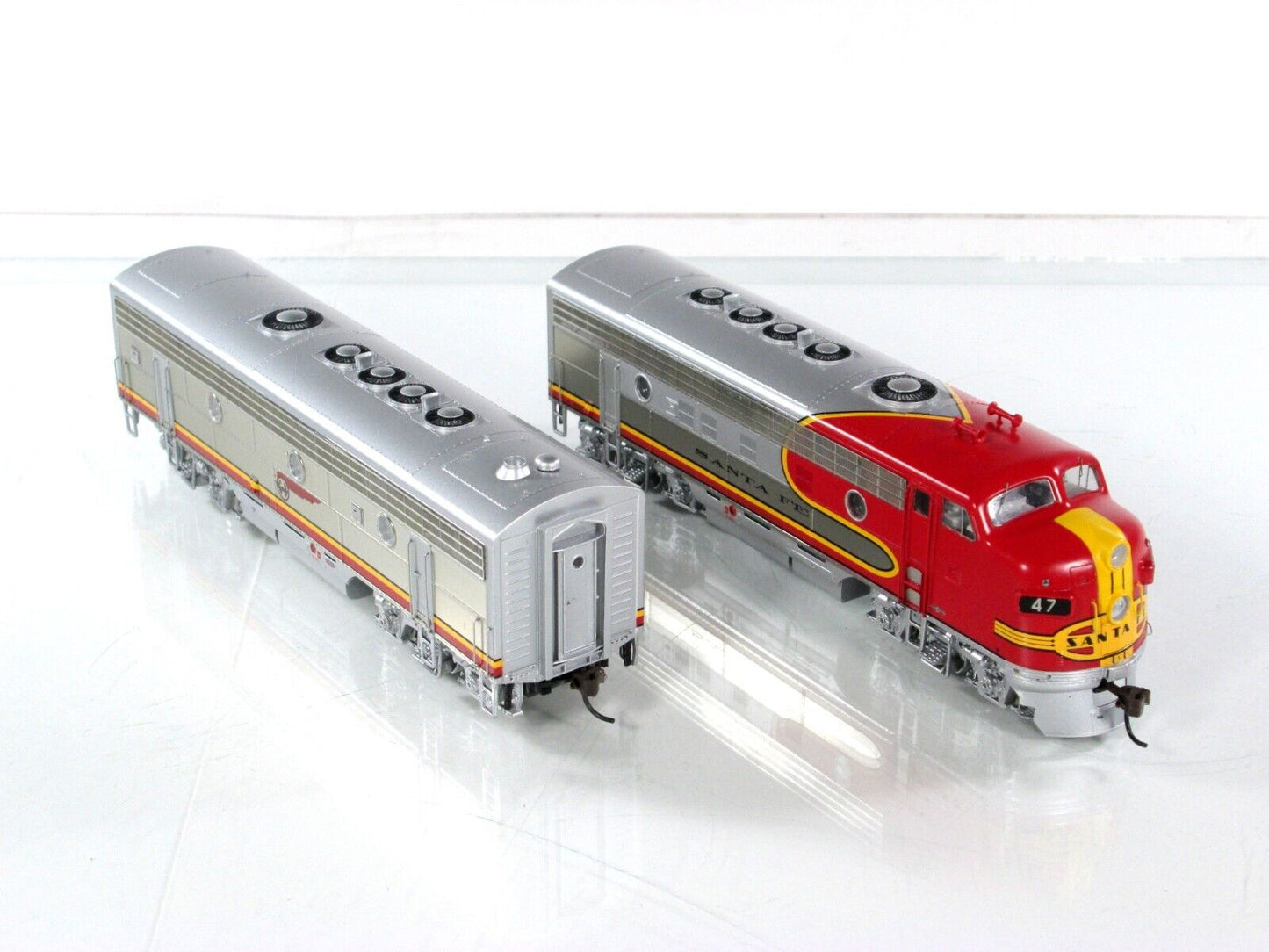 HO Scale ***SANTA FE*** F7A-F7B Phase 2 Locomotives #47 -- Athearn Genesis 99041