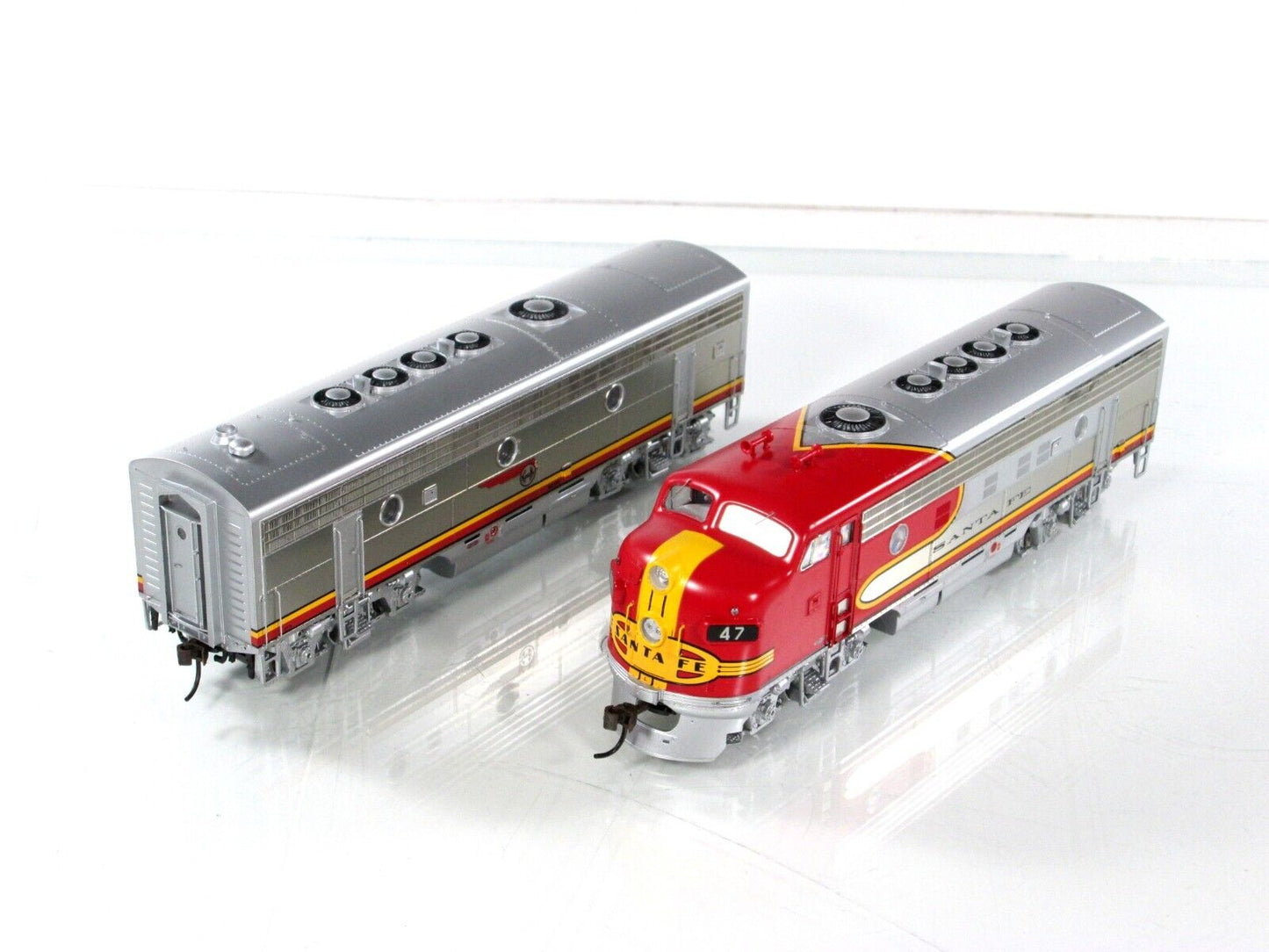 HO Scale ***SANTA FE*** F7A-F7B Phase 2 Locomotives #47 -- Athearn Genesis 99041