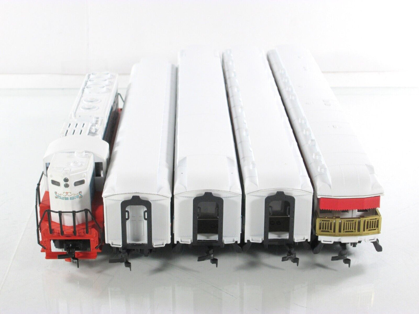 HO Scale ***JAMES E. STRATES*** Carnival Shows, Locomotive & Passenger Set - IHC