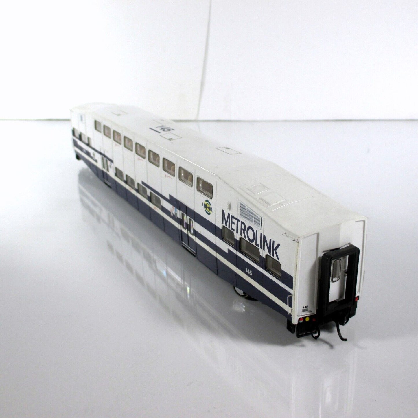 HO Scale ***METROLINK*** Bombardier Passenger Commuter Coach #145 - Athearn 2580