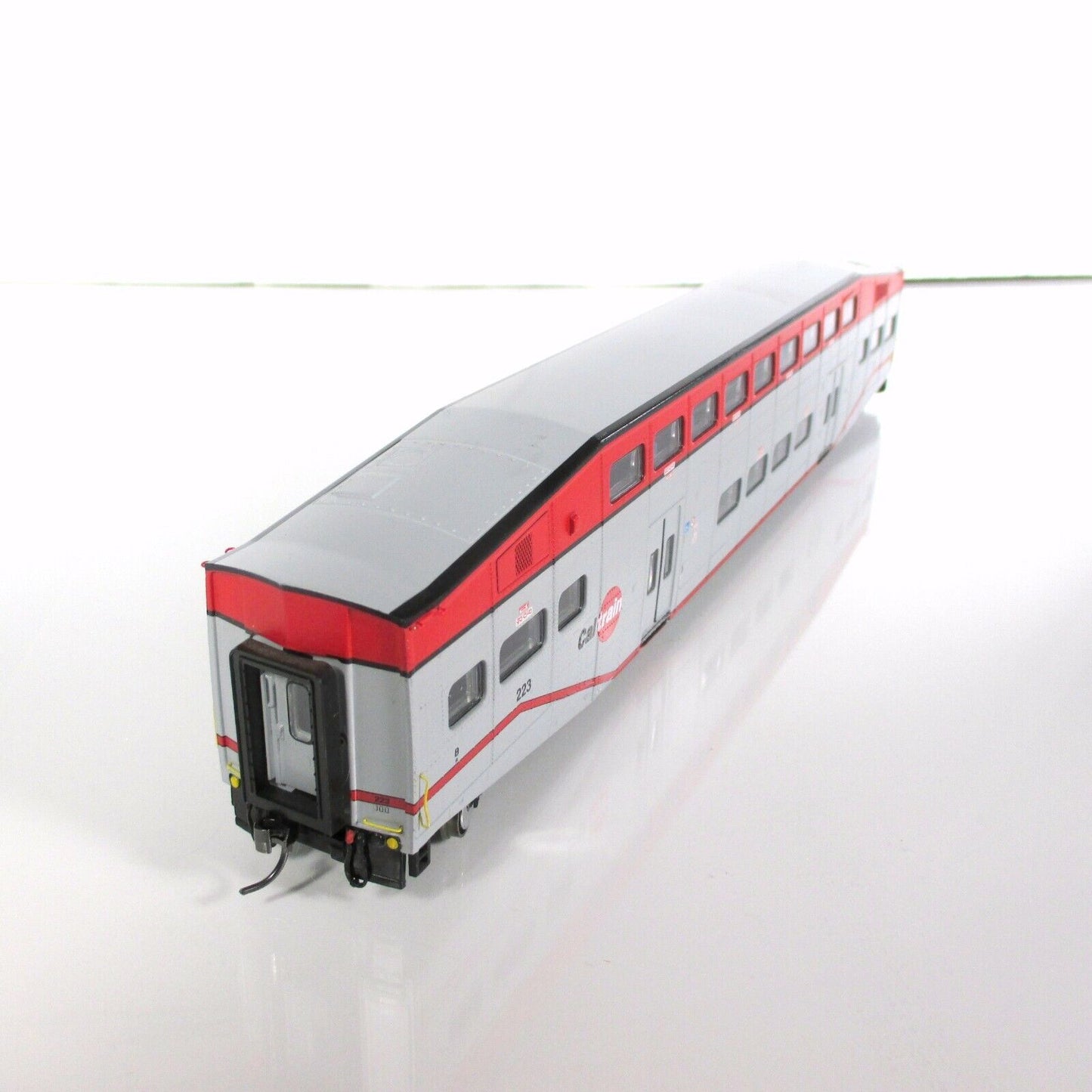 HO Scale **CALTRAIN** Bombardier Commuter CONTROL Car - JPBX 223 -- Athearn 2568