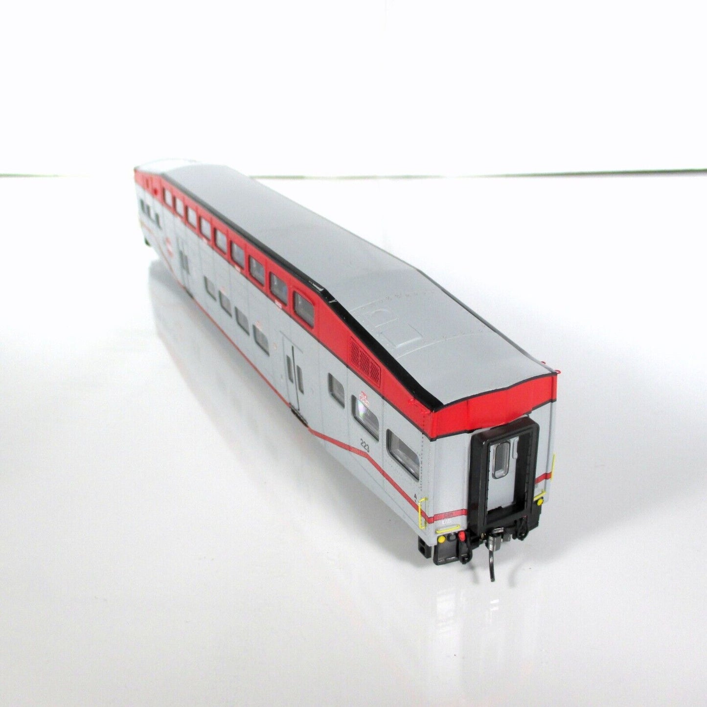 HO Scale **CALTRAIN** Bombardier Commuter CONTROL Car - JPBX 223 -- Athearn 2568