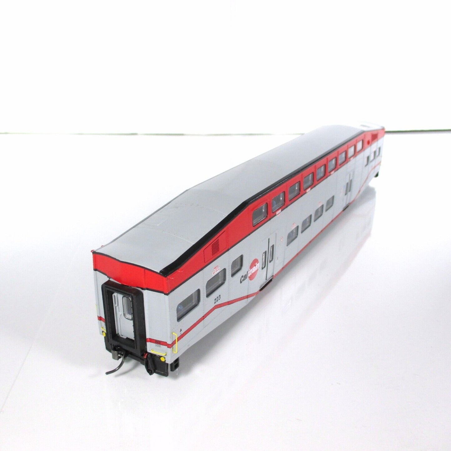 HO Scale **CALTRAIN** Bombardier Commuter CONTROL Car - JPBX 223 -- Athearn 2568