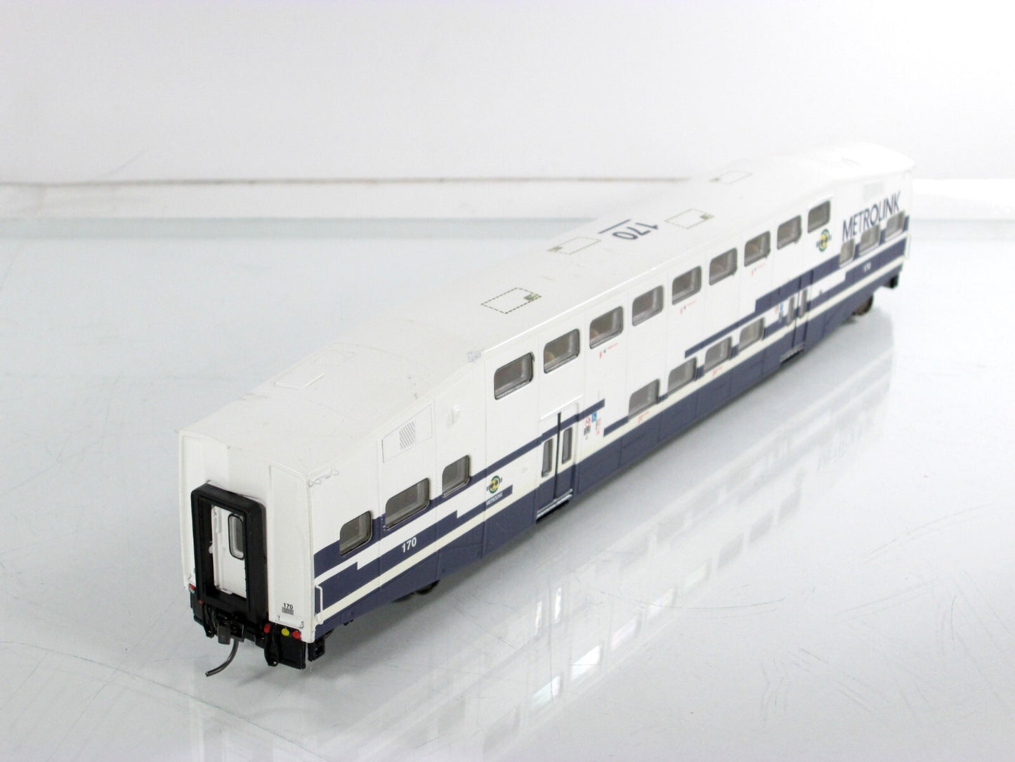 HO Scale ***METROLINK** Bombardier Passenger Commuter Coach #170 - Athearn 25703