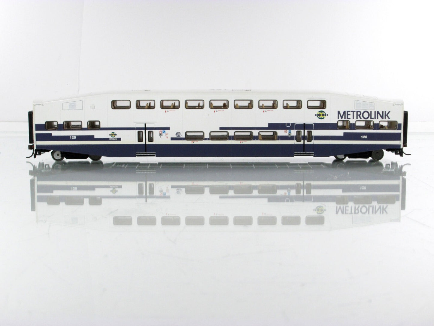 HO Scale **METROLINK** Bombardier Passenger Commuter Coach #120  -- Athearn 2567