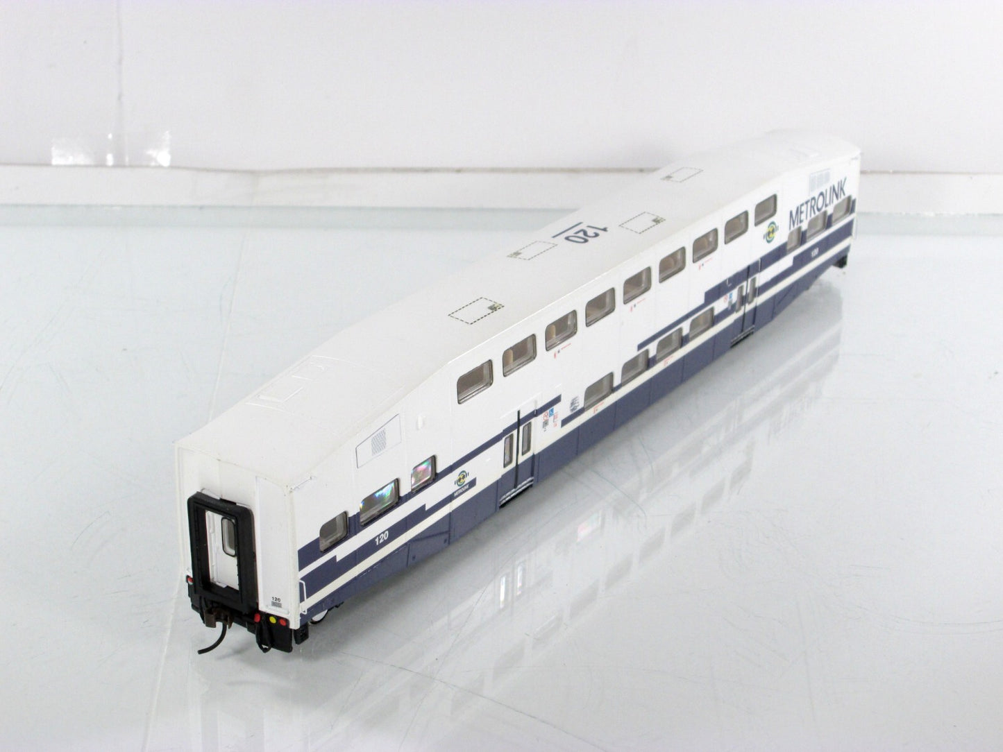 HO Scale **METROLINK** Bombardier Passenger Commuter Coach #120  -- Athearn 2567