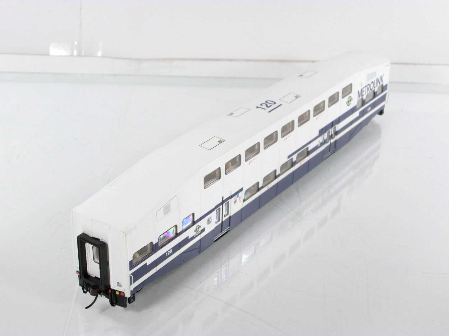 HO Scale **METROLINK** Bombardier Passenger Commuter Coach #120  -- Athearn 2567