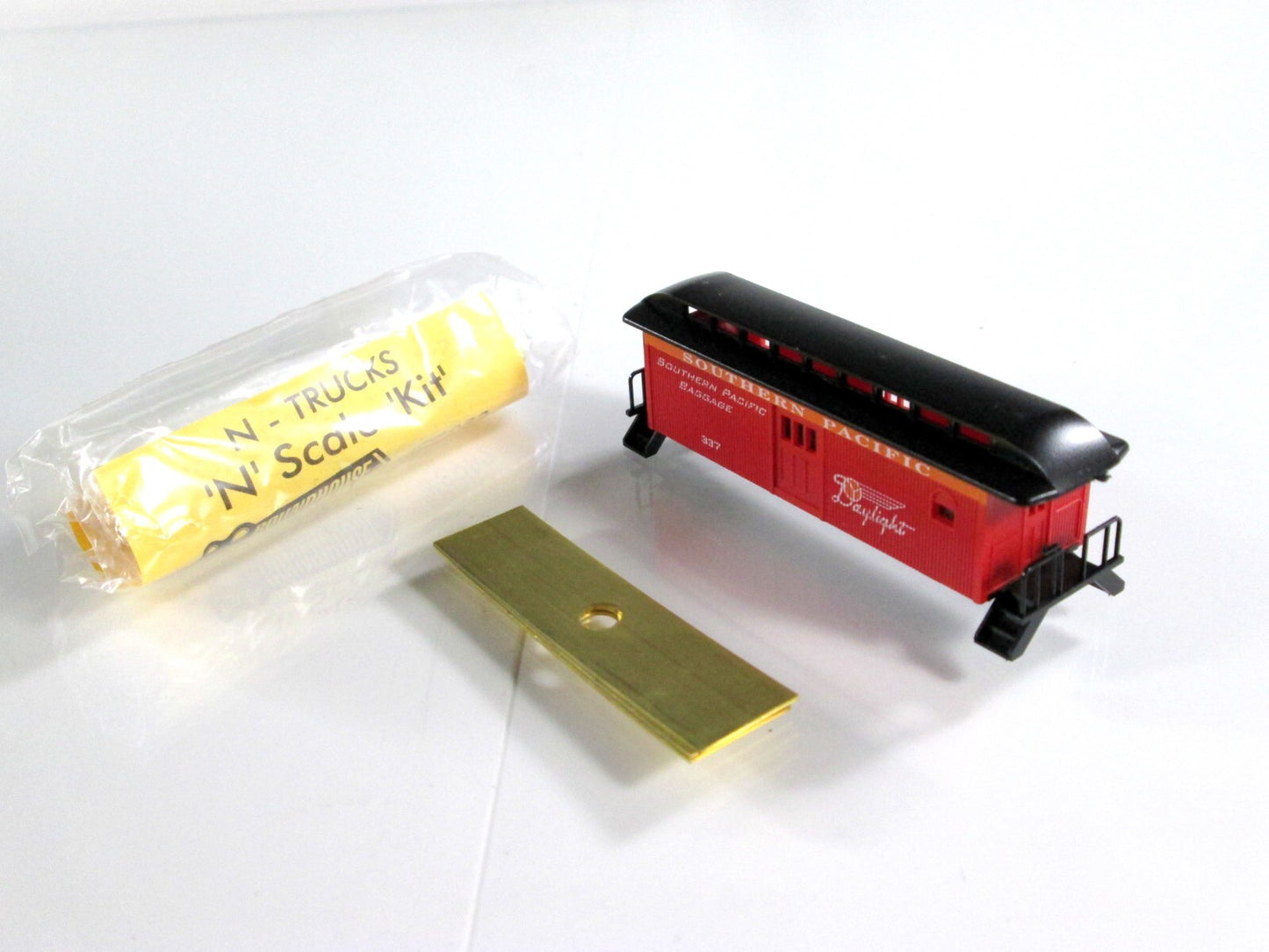 N Scale SOUTHERN PACIFIC DAYLIGHT Overton Passenger Set --Roundhouse  Knuckle Cp
