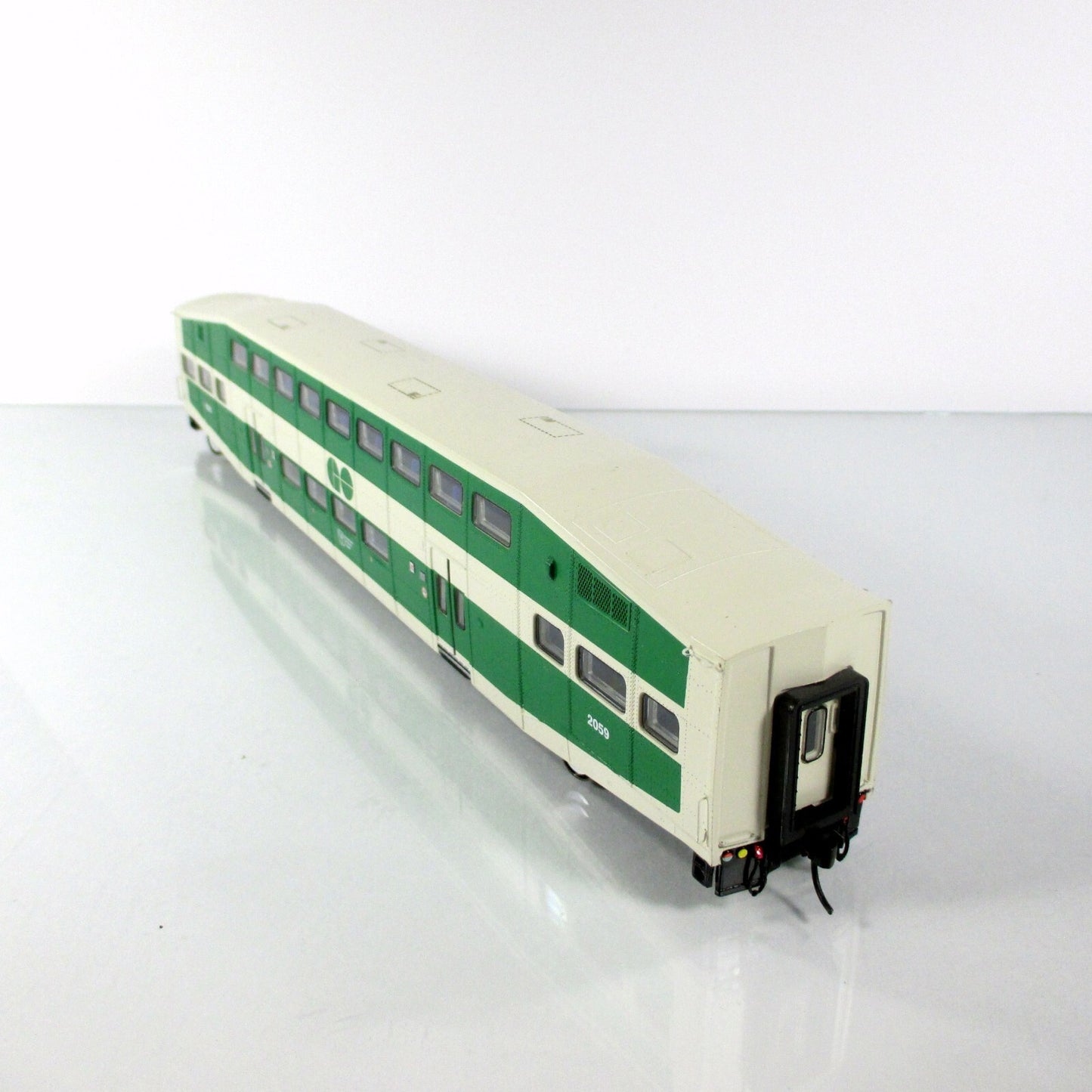 HO Scale ***GO TRANSIT*** Bombardier Passenger Coach Car #2059 ---- Athearn 2561