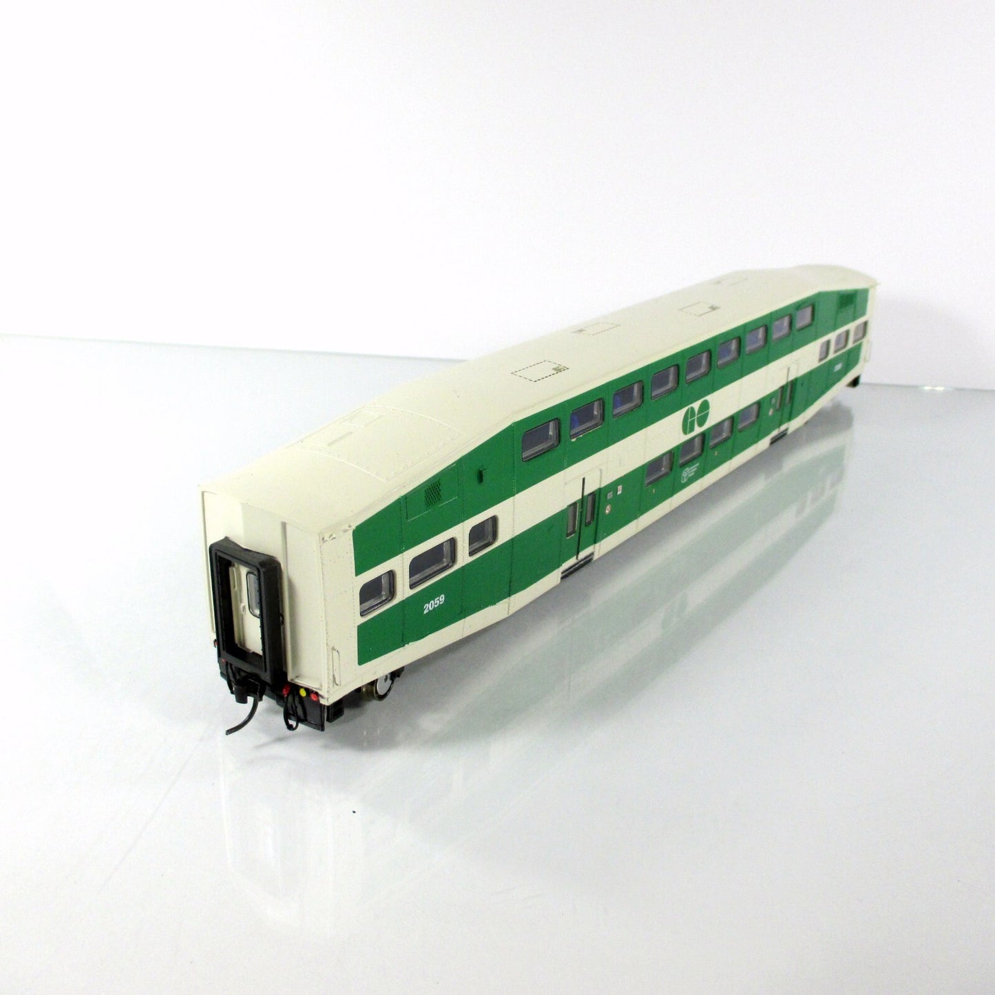 HO Scale ***GO TRANSIT*** Bombardier Passenger Coach Car #2059 ---- Athearn 2561