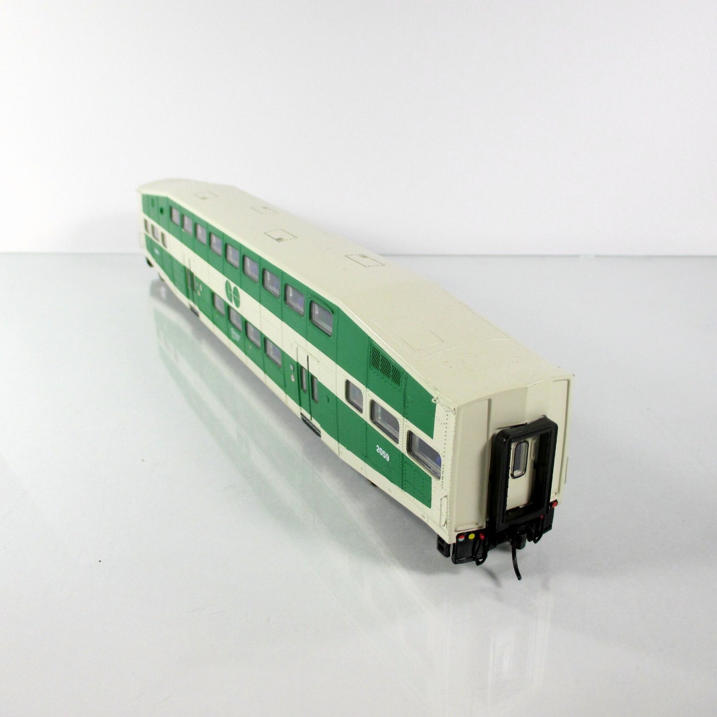 HO Scale ***GO TRANSIT*** Bombardier Passenger Coach Car #2059 ---- Athearn 2561