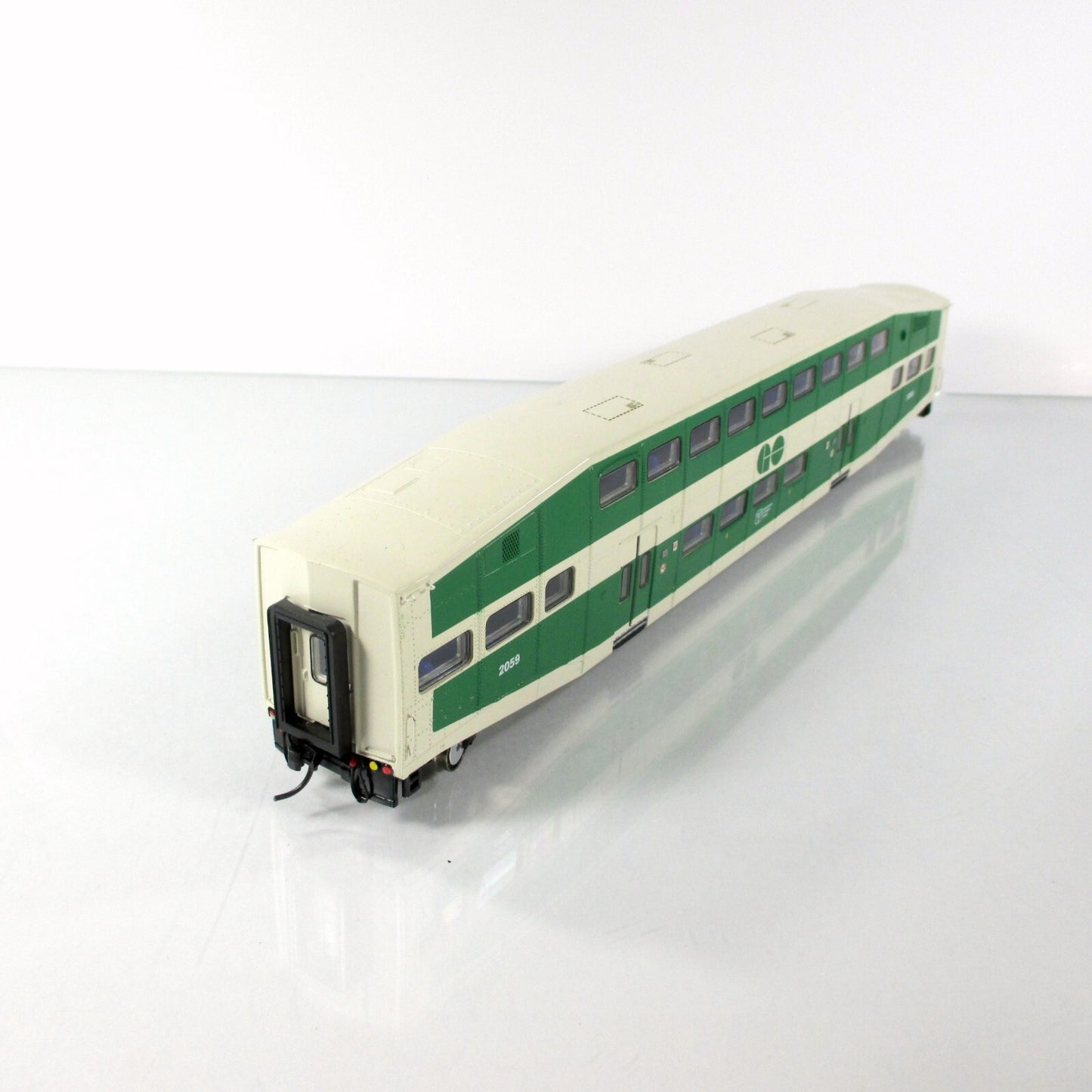 HO Scale ***GO TRANSIT*** Bombardier Passenger Coach Car #2059 ---- Athearn 2561