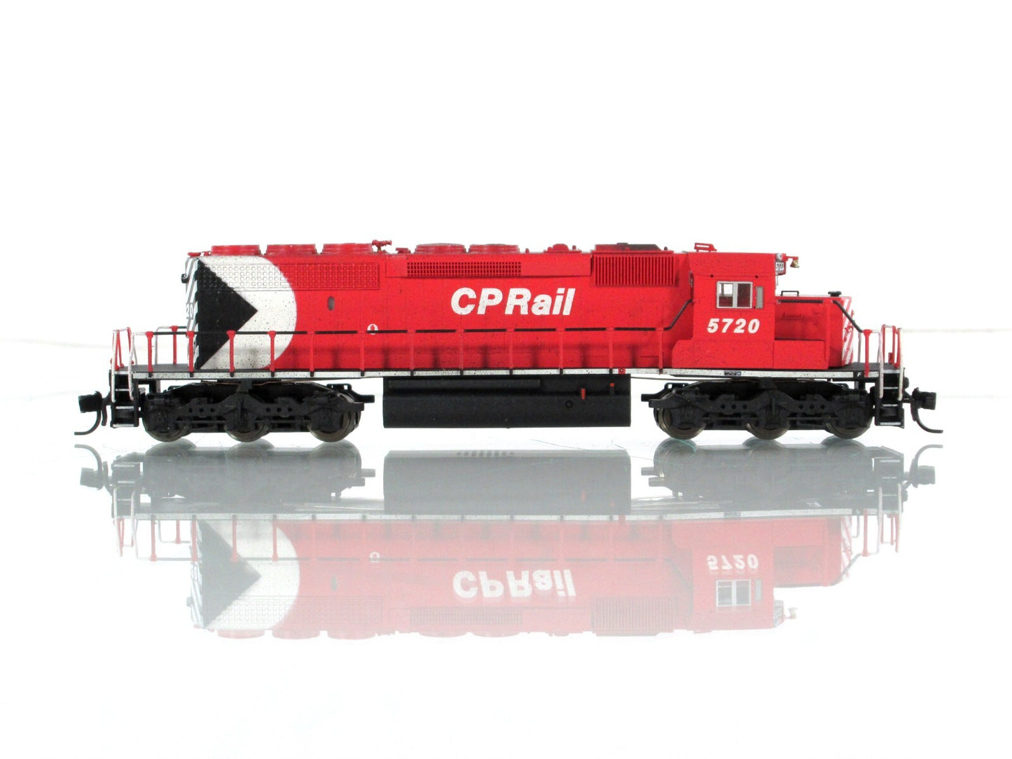 N Scale *CANADIAN PACIFIC* Weathered SD40-2 #5720 - Intermountain 69346, DCC Rdy