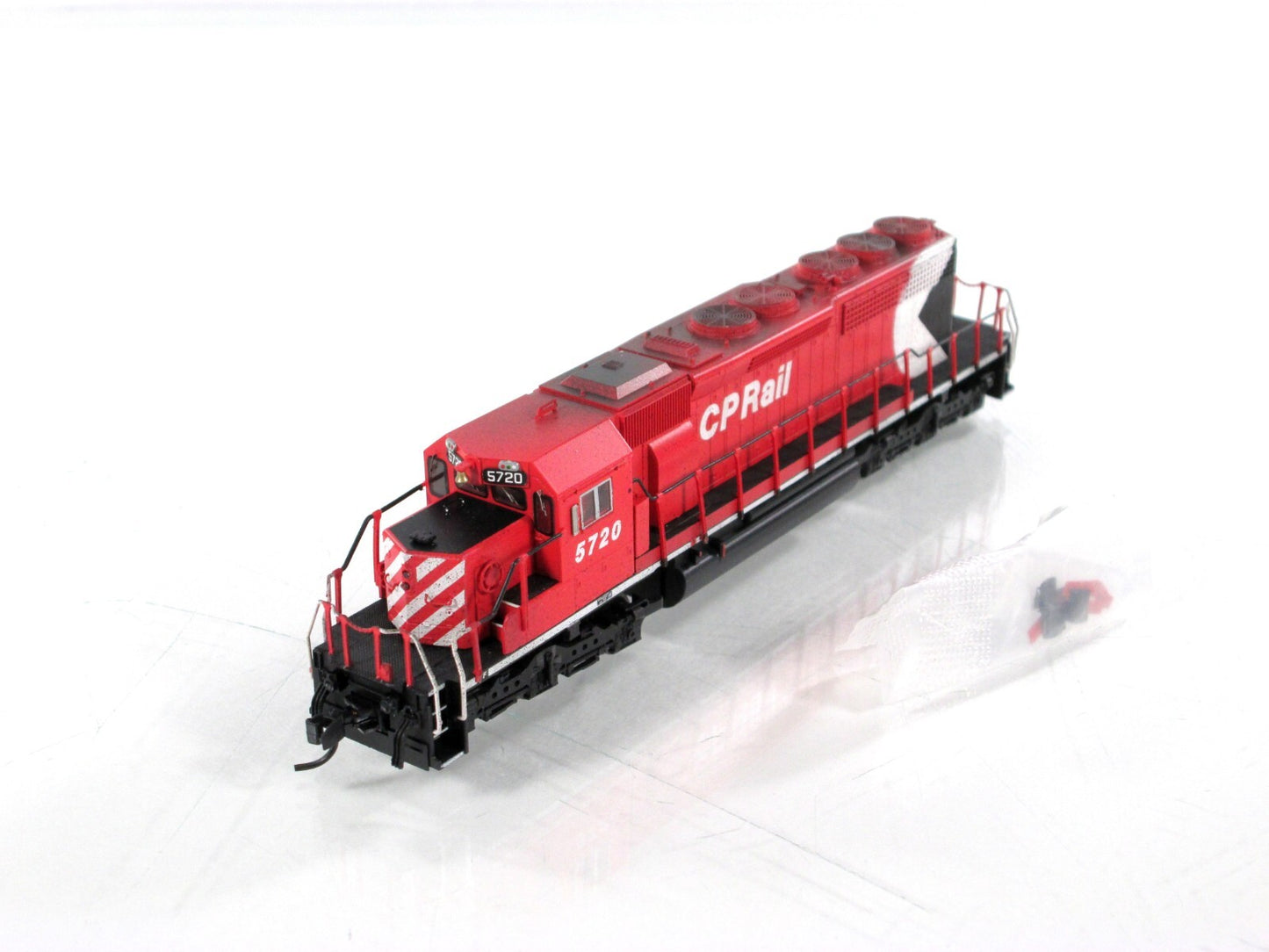N Scale *CANADIAN PACIFIC* Weathered SD40-2 #5720 - Intermountain 69346, DCC Rdy