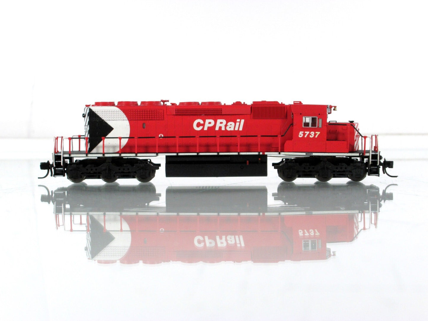 N Scale *CANADIAN PACIFIC* Weathered SD40-2 #5737 - Intermountain 69346, DCC Rdy
