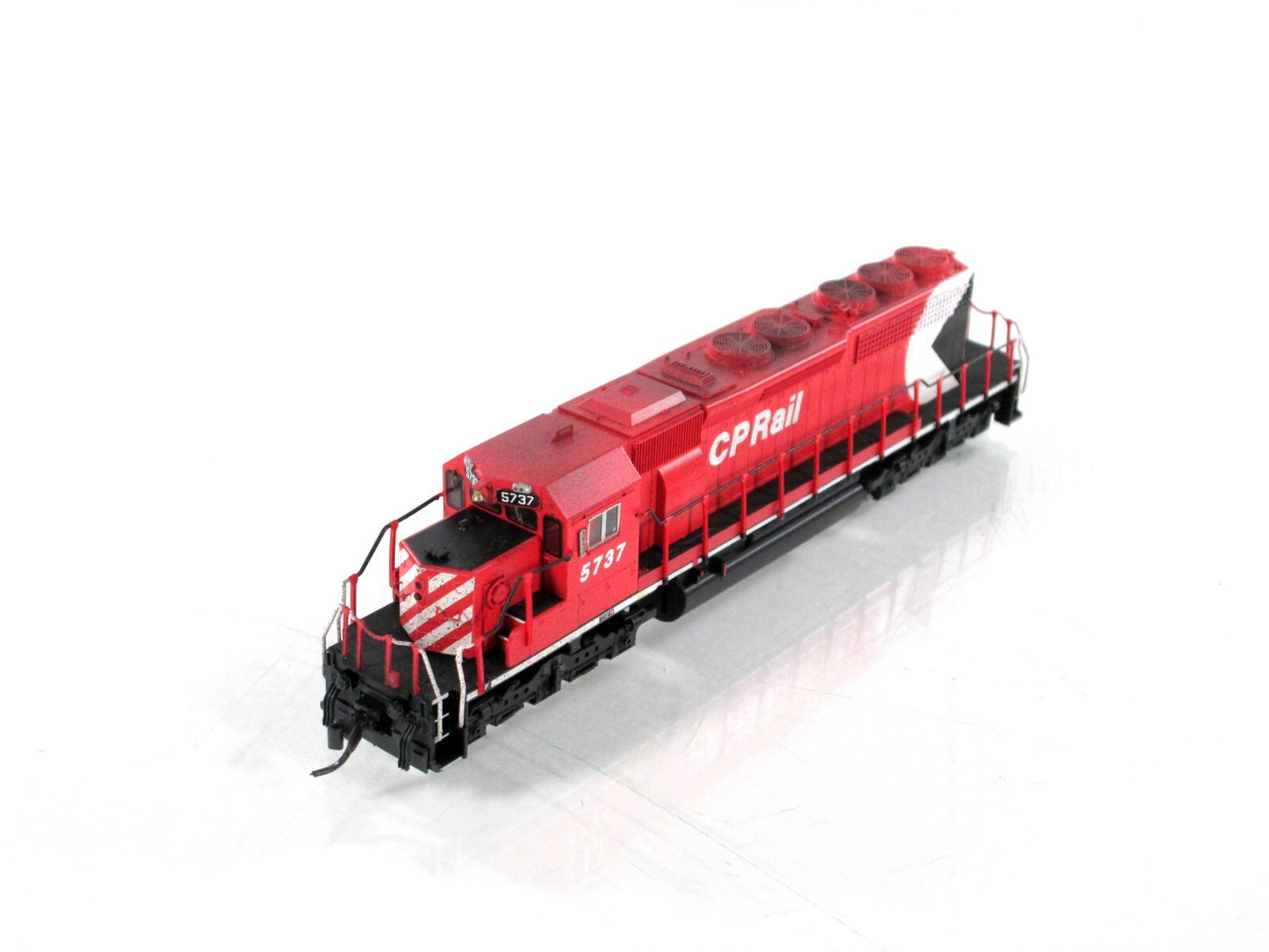 N Scale *CANADIAN PACIFIC* Weathered SD40-2 #5737 - Intermountain 69346, DCC Rdy