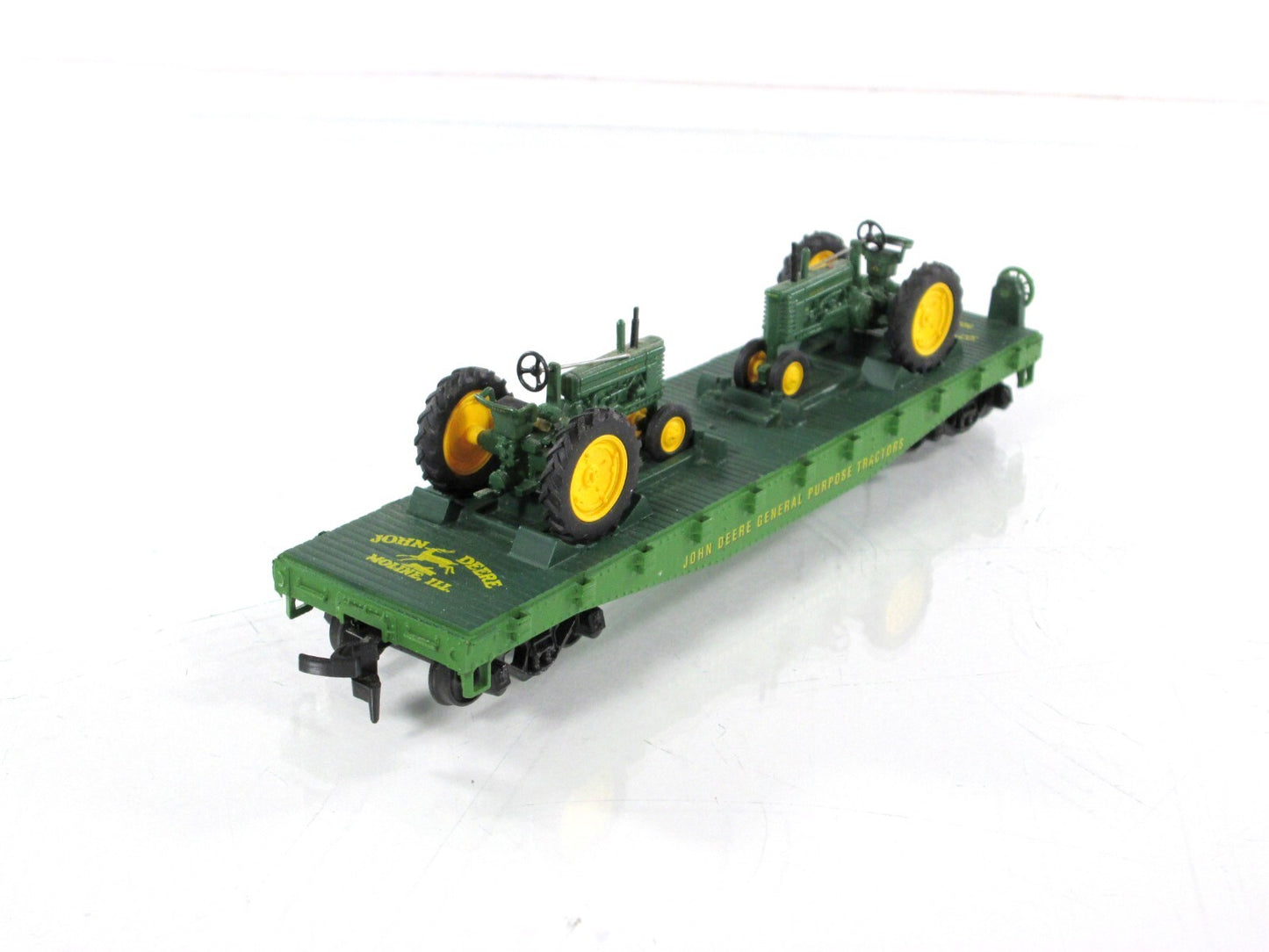 HO Scale ***JOHN DEERE*** 40' Flat Car w/ Farm Tractors ----- Athearn