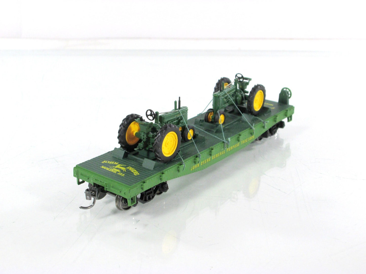 HO Scale ***JOHN DEERE*** 40' Flat Car w/ Tractors --- Athearn, Knuckle Couplers