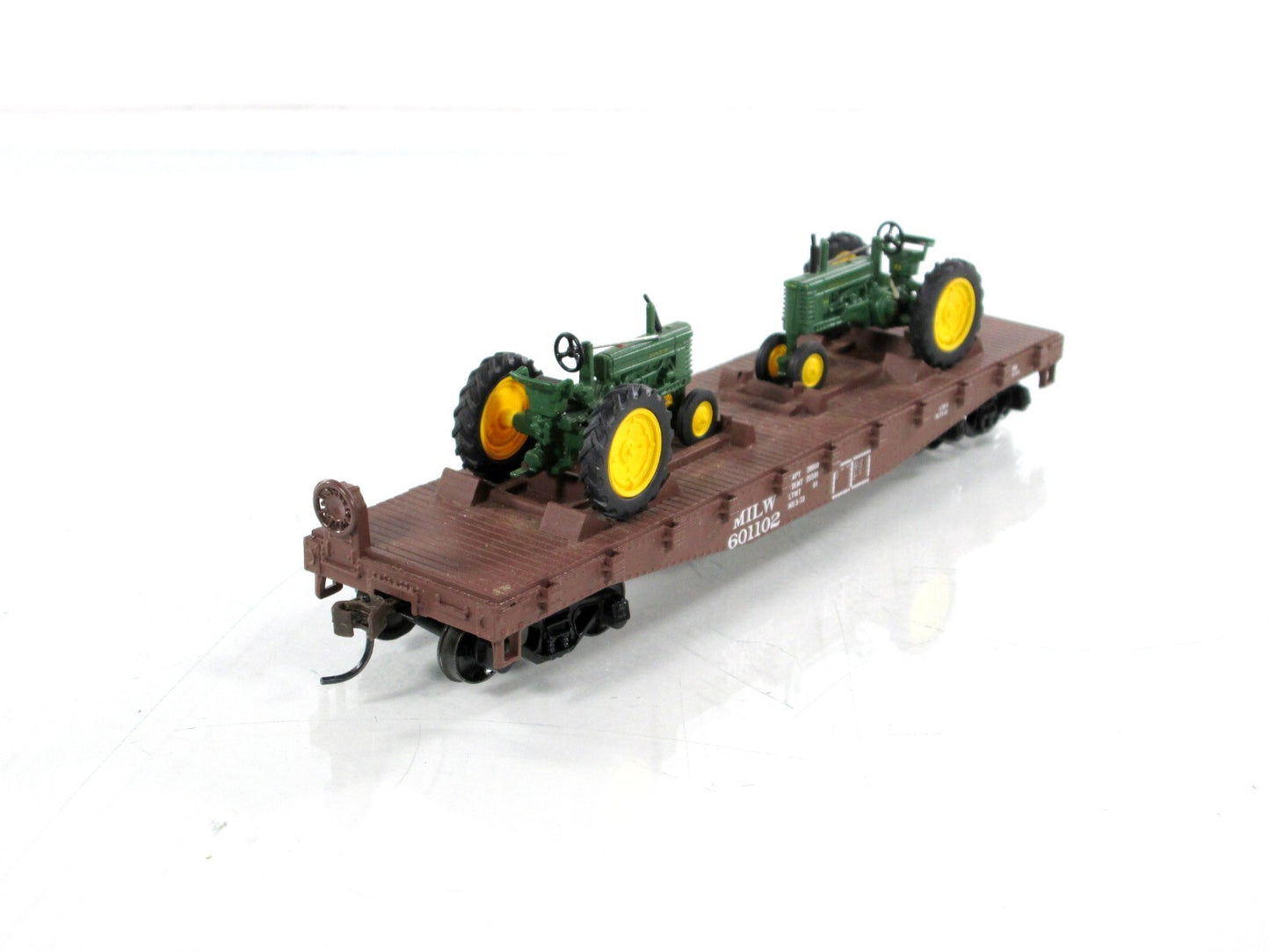 HO Scale ***JOHN DEERE** 40' Milwaukee Flat Car, Tractors #601102 - Athearn 8151