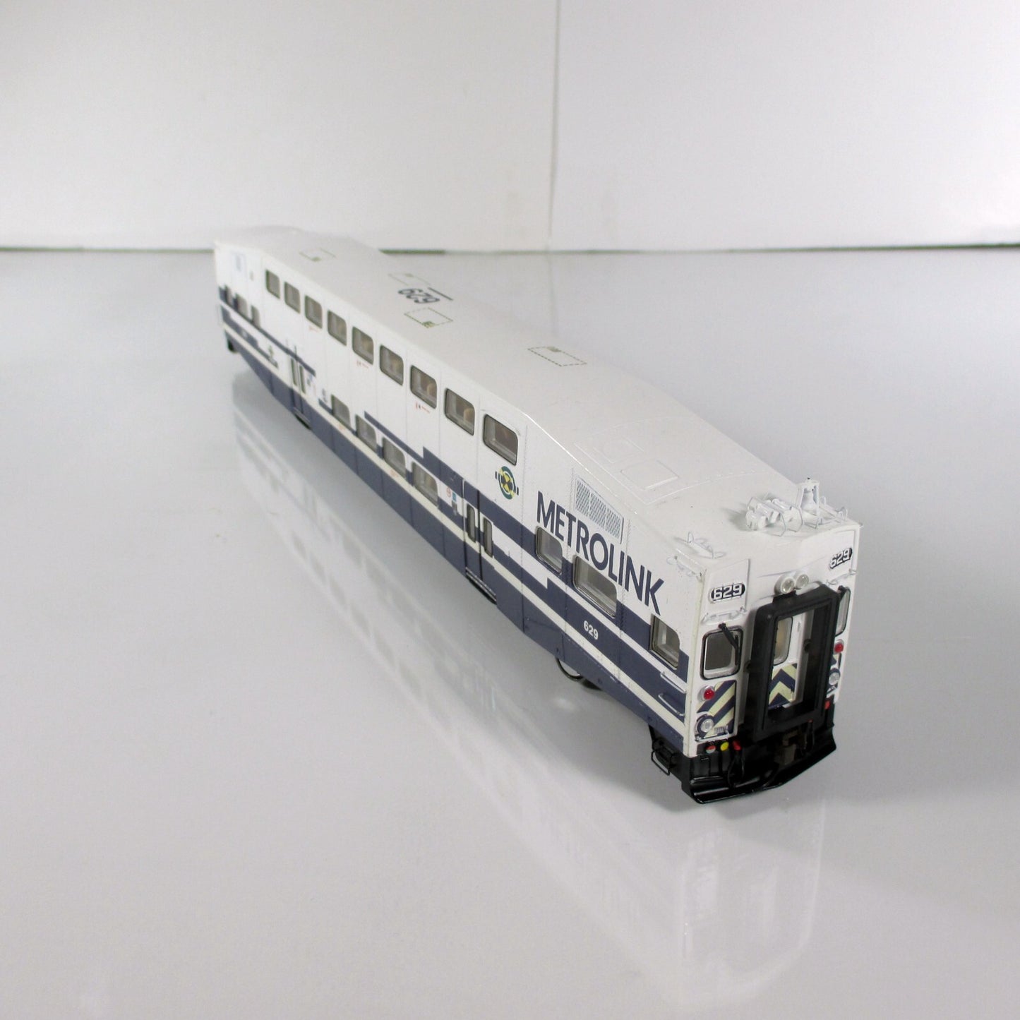 HO Scale ***METROLINK*** Bombardier Commuter Control Car #629 ----- Athearn 2587