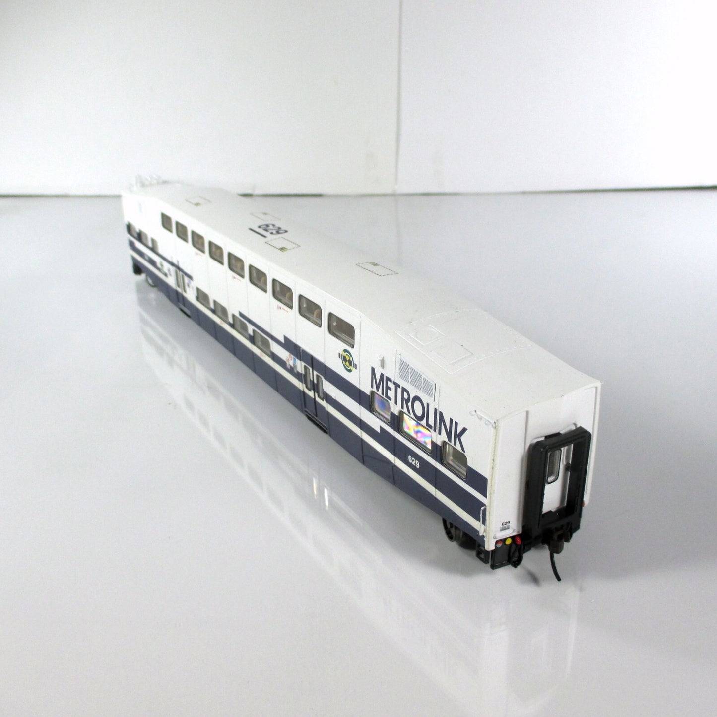 HO Scale ***METROLINK*** Bombardier Commuter Control Car #629 ----- Athearn 2587