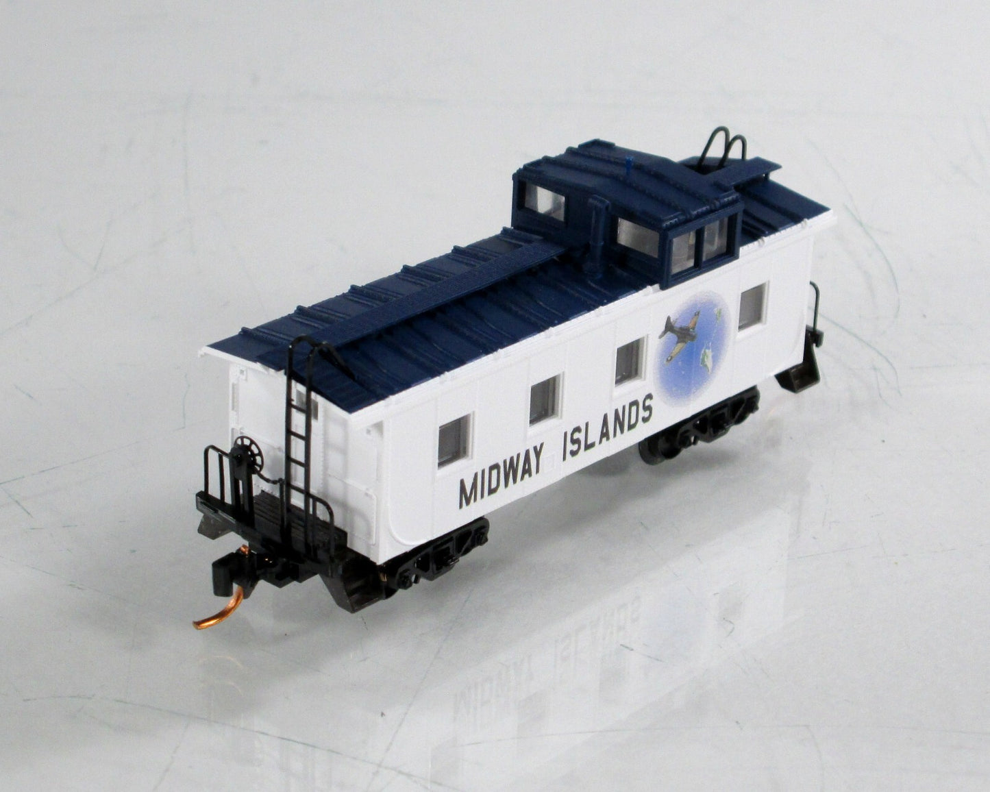 N Scale USN ***MIDWAY ISLANDS*** Battleship Row Caboose -- Micro Trains 10050089