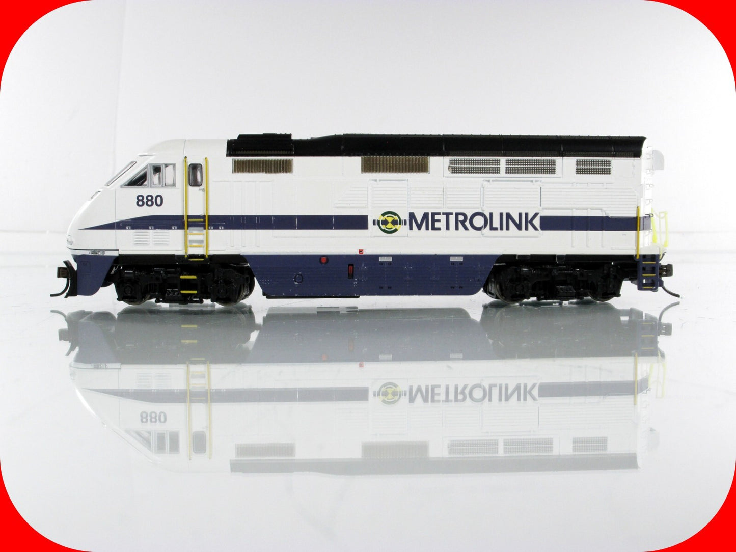HO Scale **METROLINK** Bombardier F59PHI Diesel #880 - Athearn 26294, DCC Ready