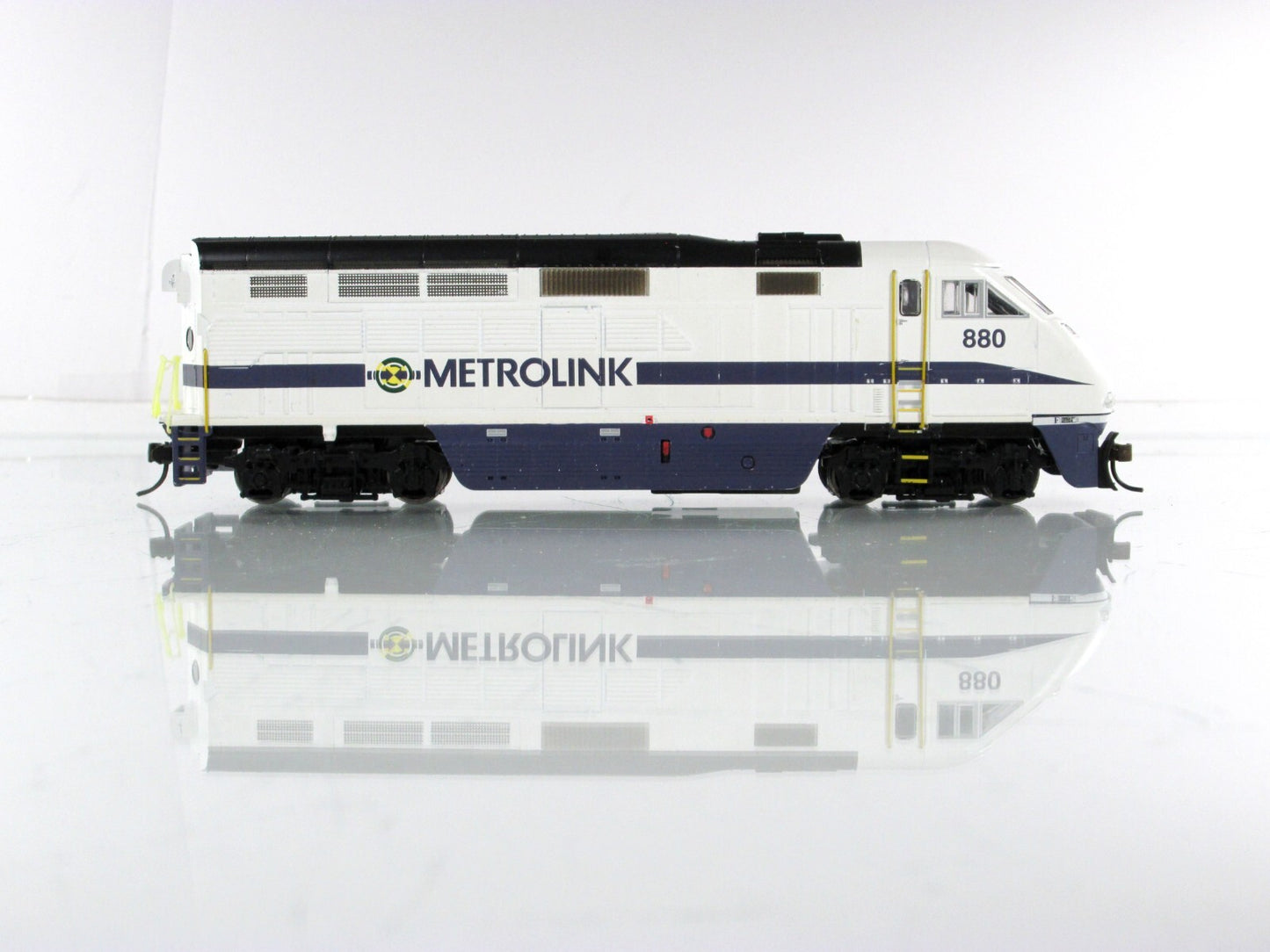 HO Scale **METROLINK** Bombardier F59PHI Diesel #880 - Athearn 26294, DCC Ready