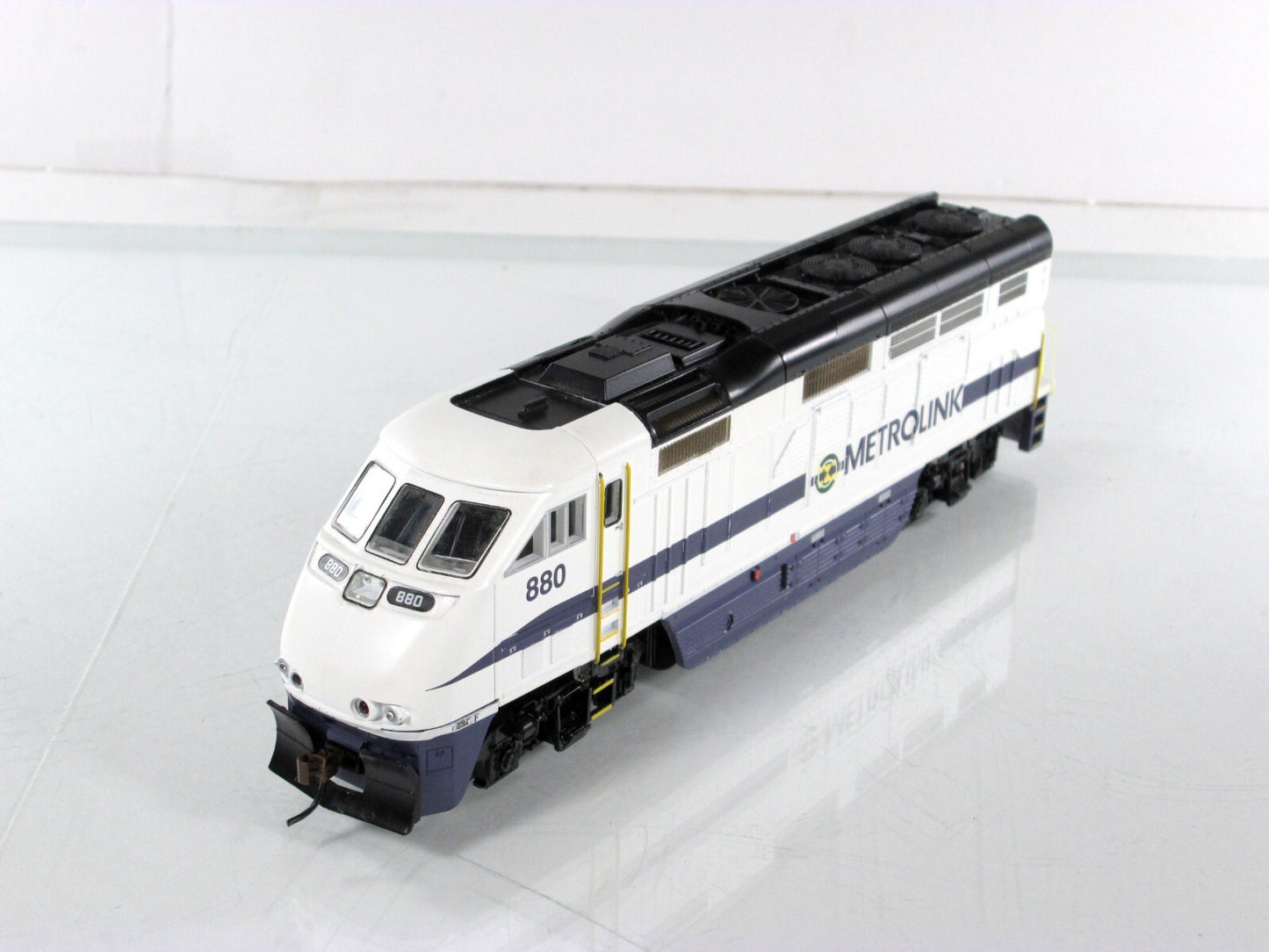 HO Scale **METROLINK** Bombardier F59PHI Diesel #880 - Athearn 26294, DCC Ready