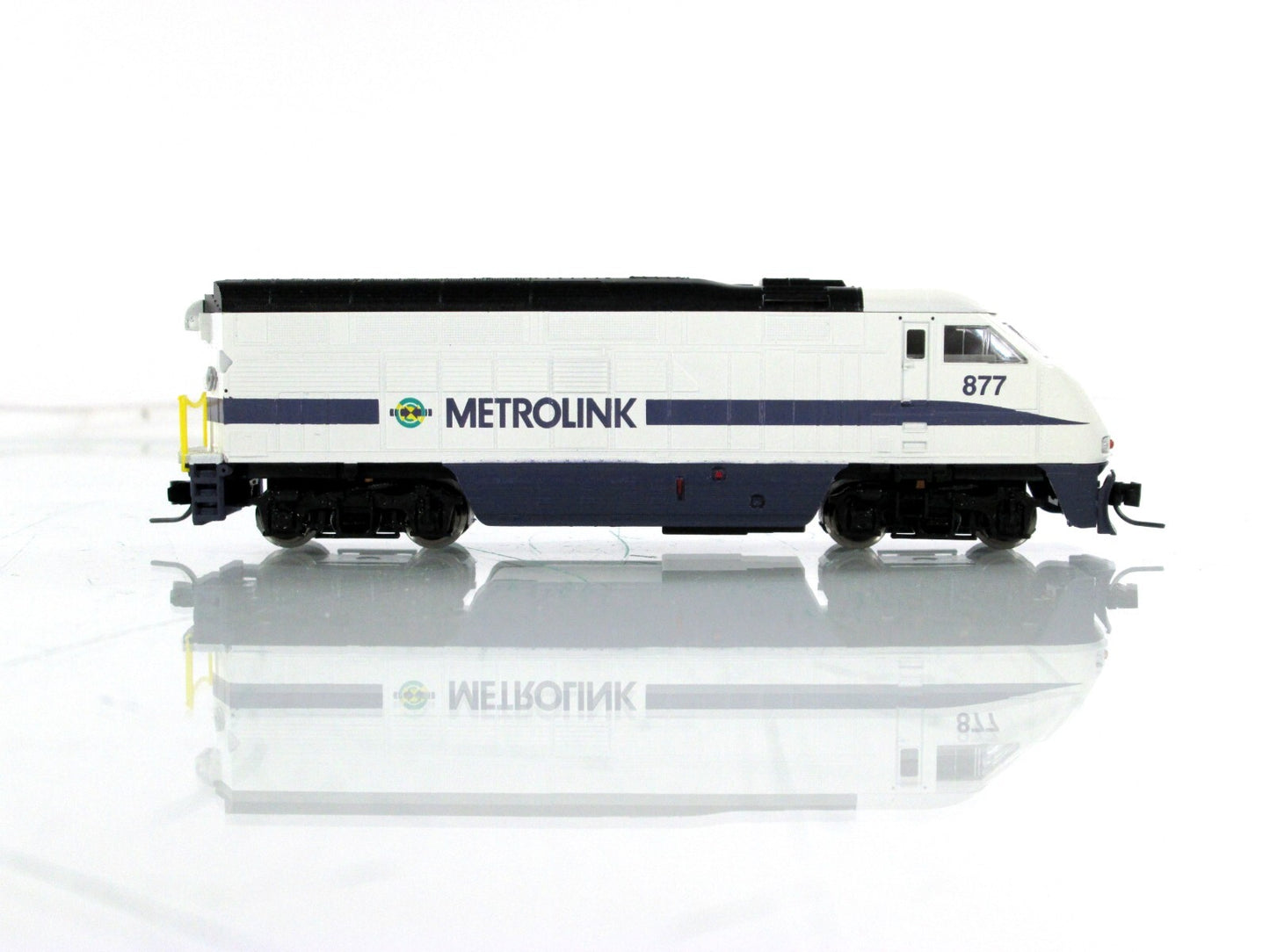 N Scale ***METROLINK*** Bombardier F59PHI Diesel Locomotive #877 ---- Athearn 2