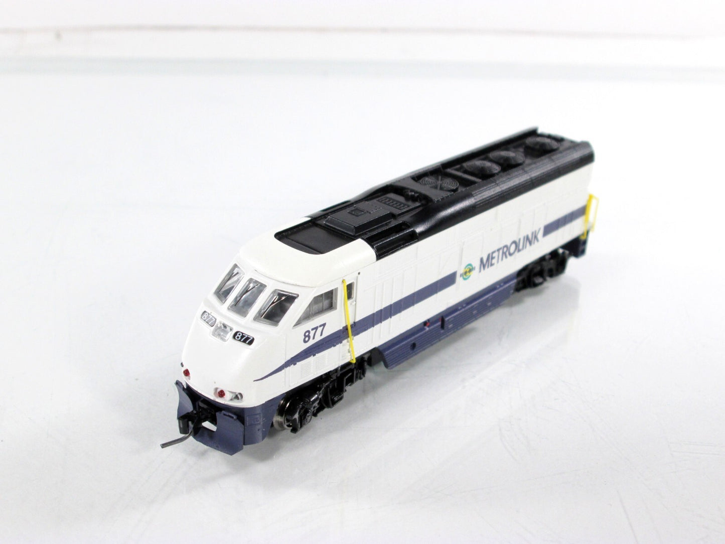 N Scale ***METROLINK*** Bombardier F59PHI Diesel Locomotive #877 ---- Athearn 2