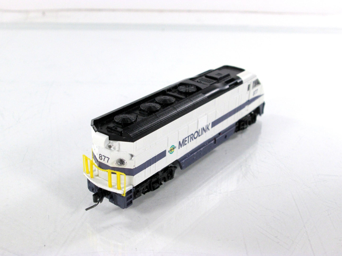 N Scale ***METROLINK*** Bombardier F59PHI Diesel Locomotive #877 ---- Athearn 2