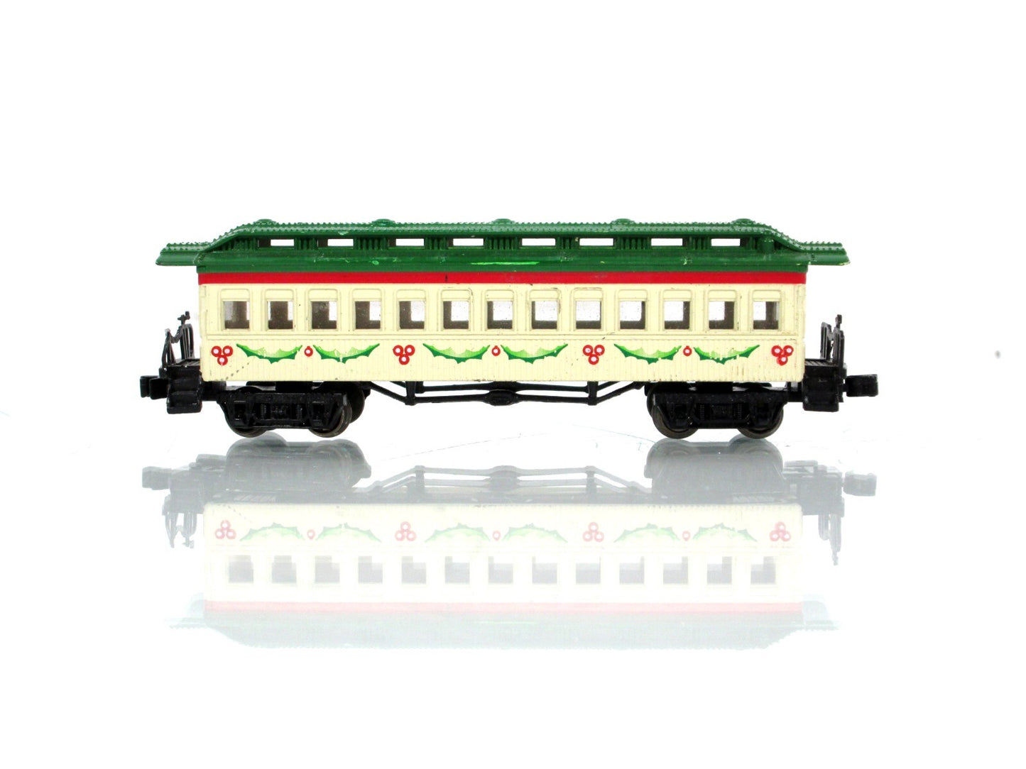 N Scale ***SPIRIT of CHRISTMAS*** Overland Passenger Coach Car --Bachmann 24017