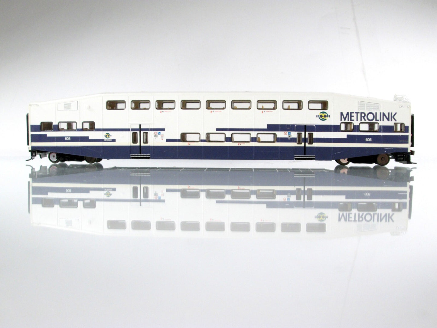HO Scale ***METROLINK*** Bombardier 10th Anniv. Control Car #615 - Athearn 25503