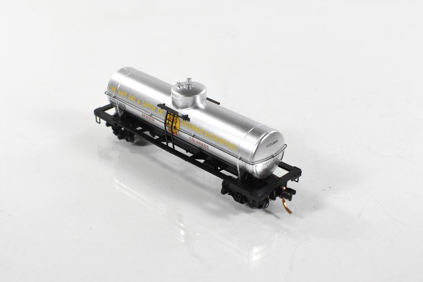 N Scale ***NAVY GAS & SUPPLY*** (Denver) Tank Car #8506 -- Micro Trains 06500790